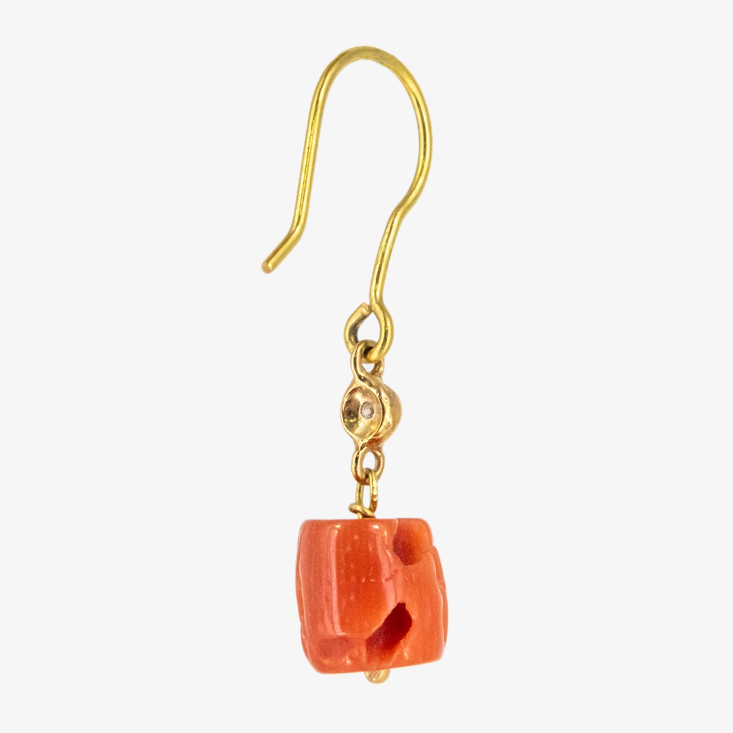Pendientes de oro 18 kt. con coral natural y diamantes