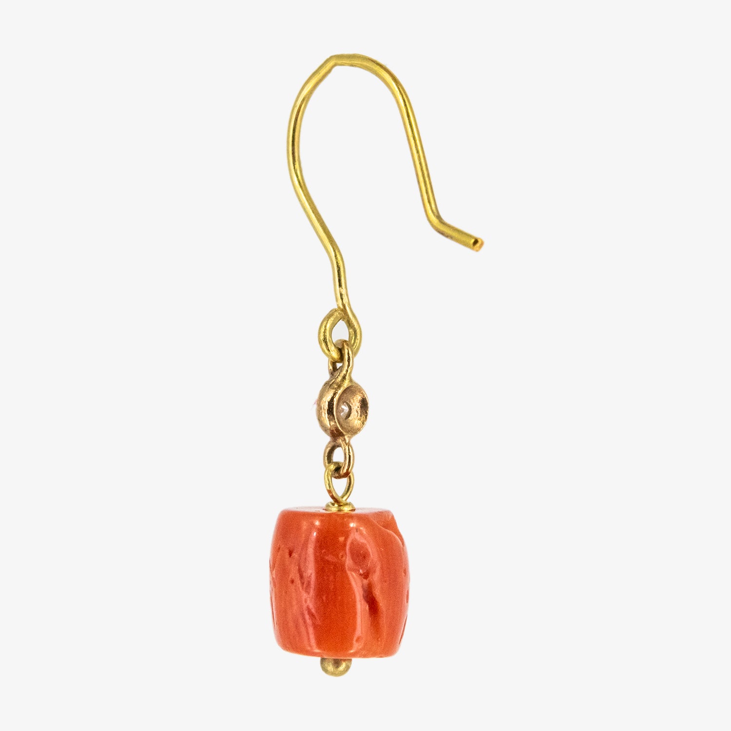 Pendientes de oro 18 kt. con coral natural y diamantes