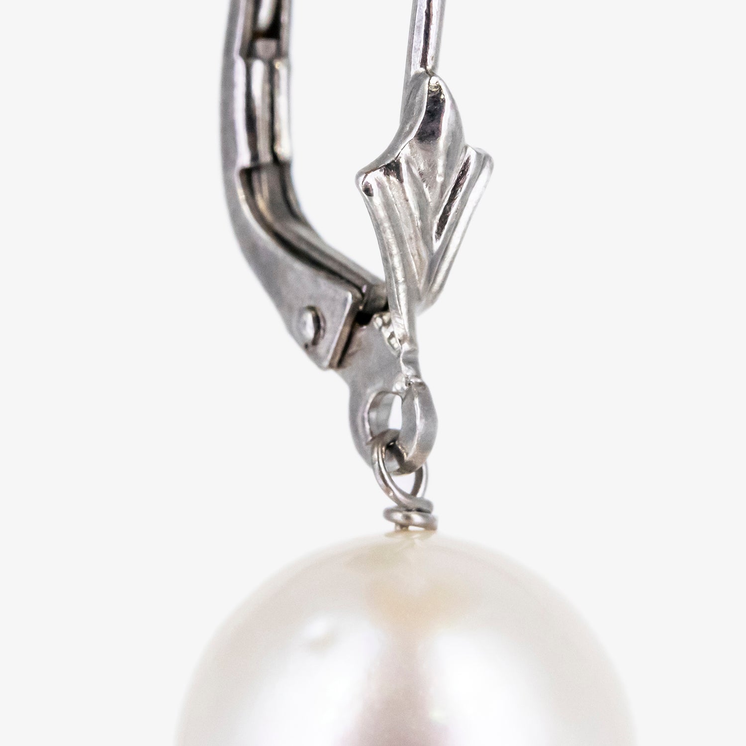 Pendientes de oro blanco 18 kt. con perlas australianas y cierre tipo ballestilla