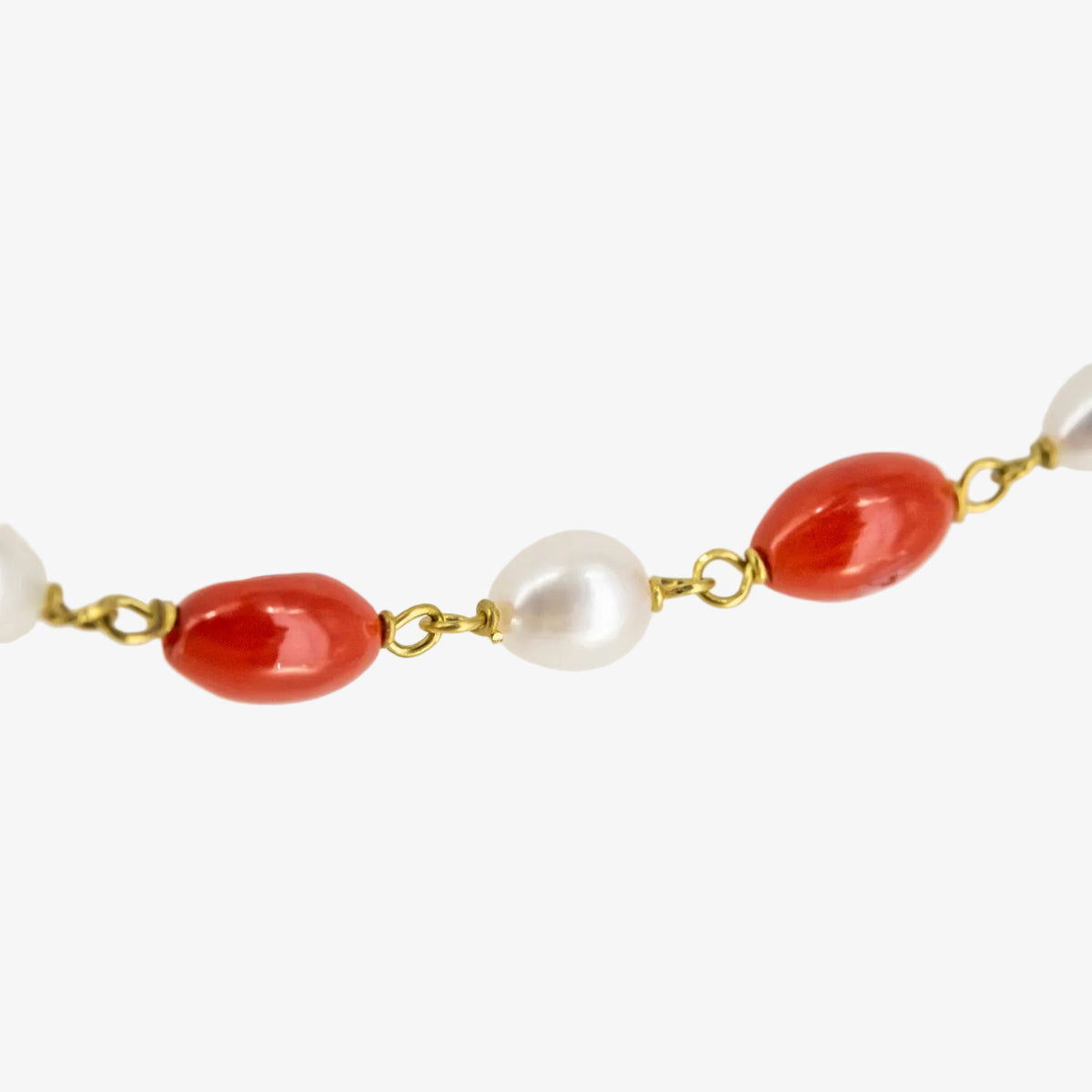 Gargantilla de oro de 18 kt. con corales naturales y perlas akoya