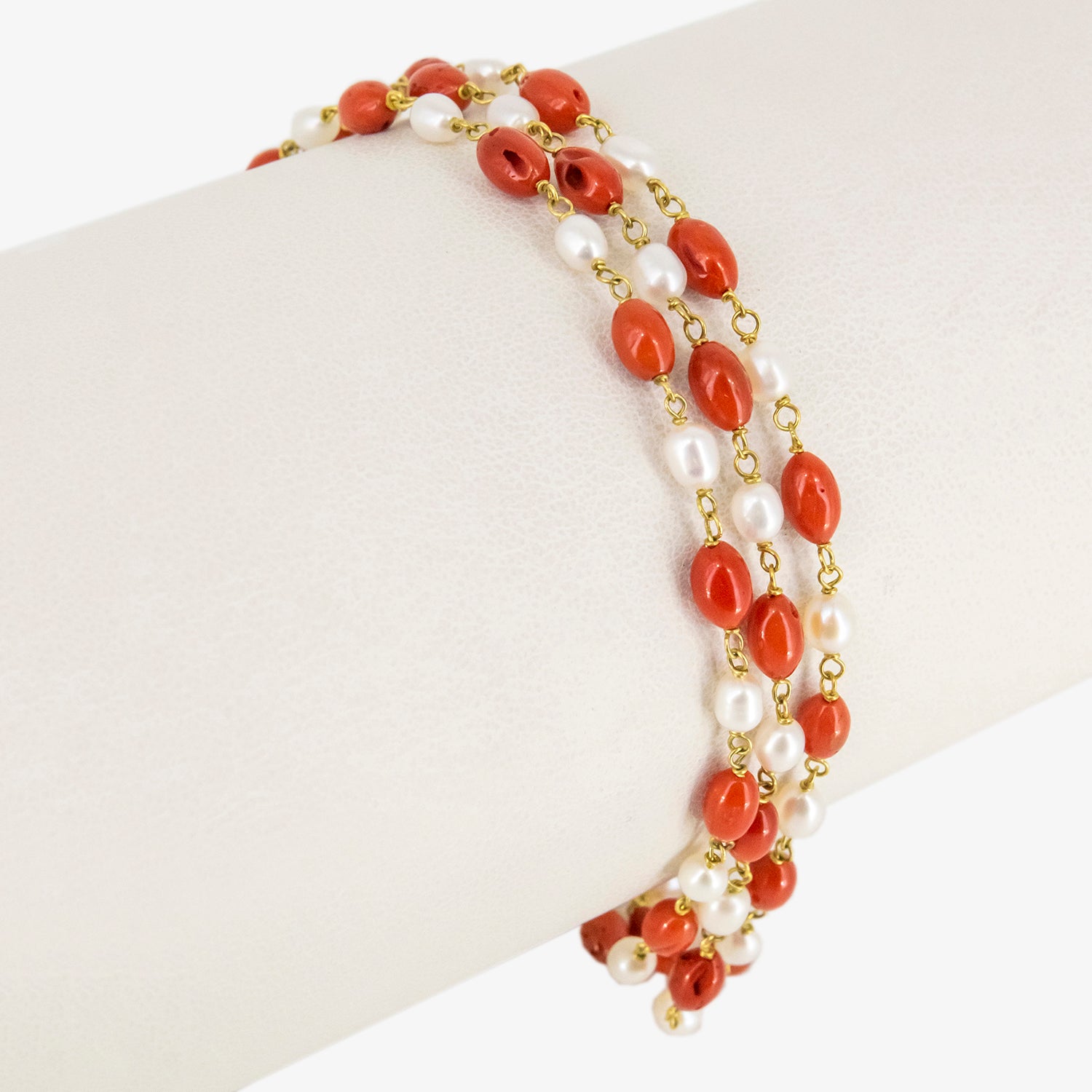 Pulsera de oro de 18 kt. con corales naturales y perlas akoya
