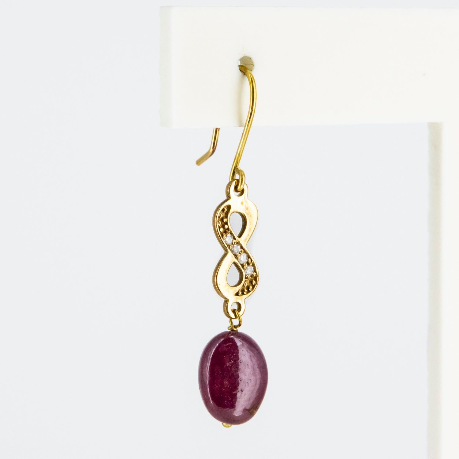 Pendientes de oro 18 kt. con diamantes y rubíes ovalados