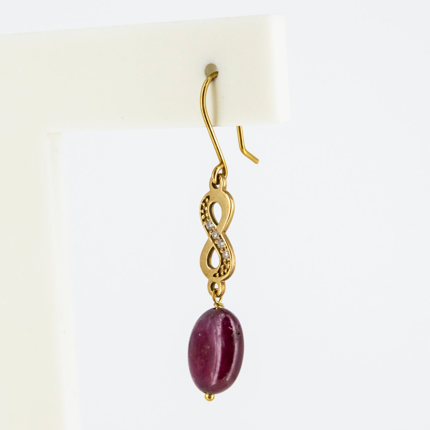 Pendientes de oro 18 kt. con diamantes y rubíes ovalados