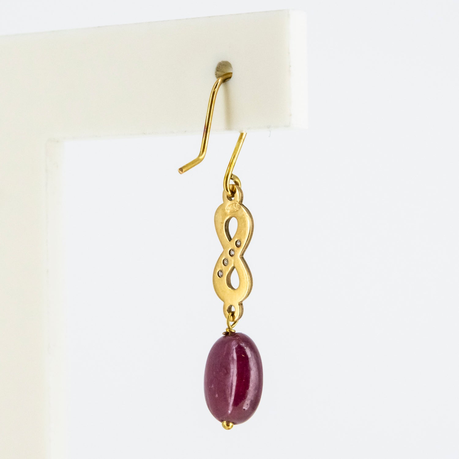 Pendientes de oro 18 kt. con diamantes y rubíes ovalados