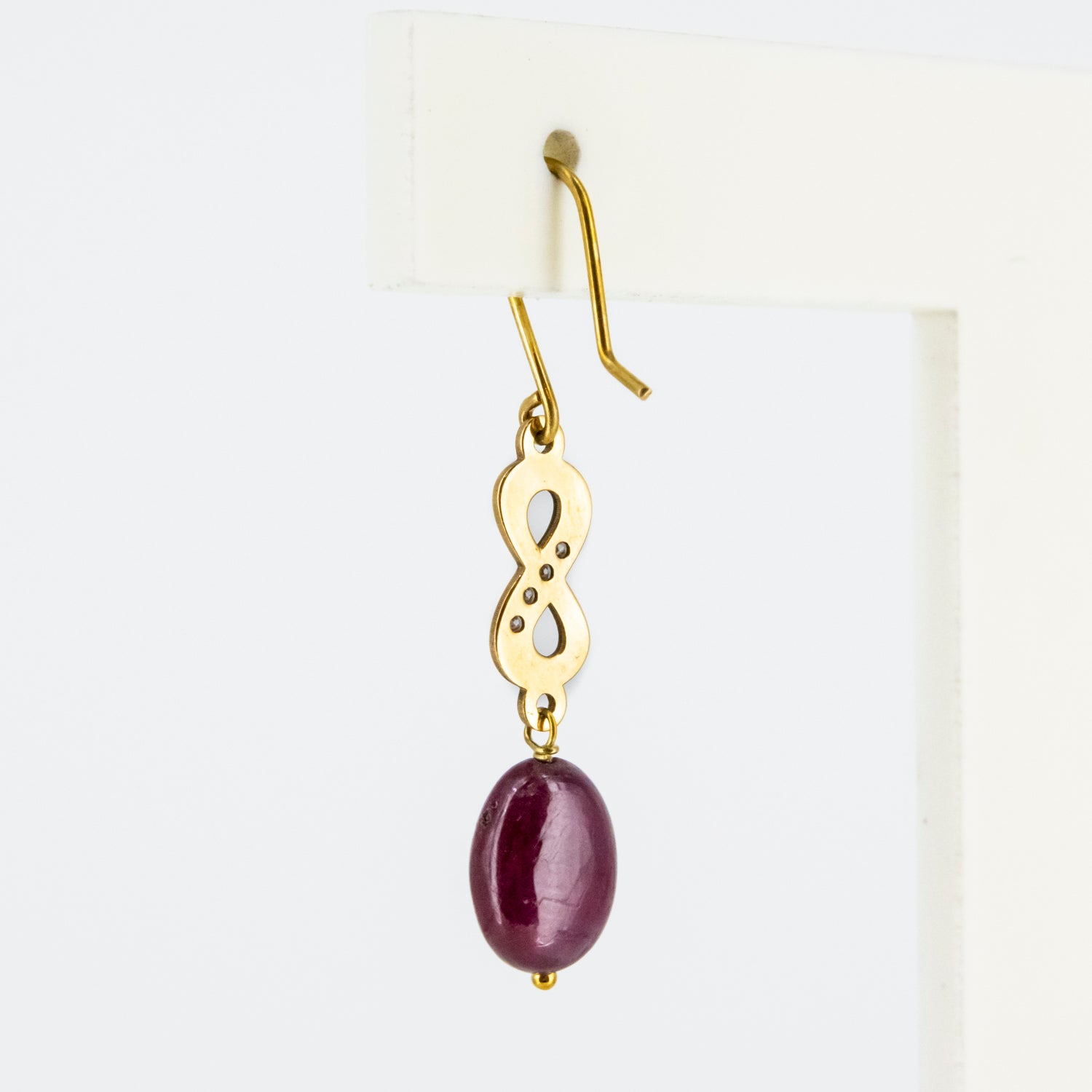 Pendientes de oro 18 kt. con diamantes y rubíes ovalados