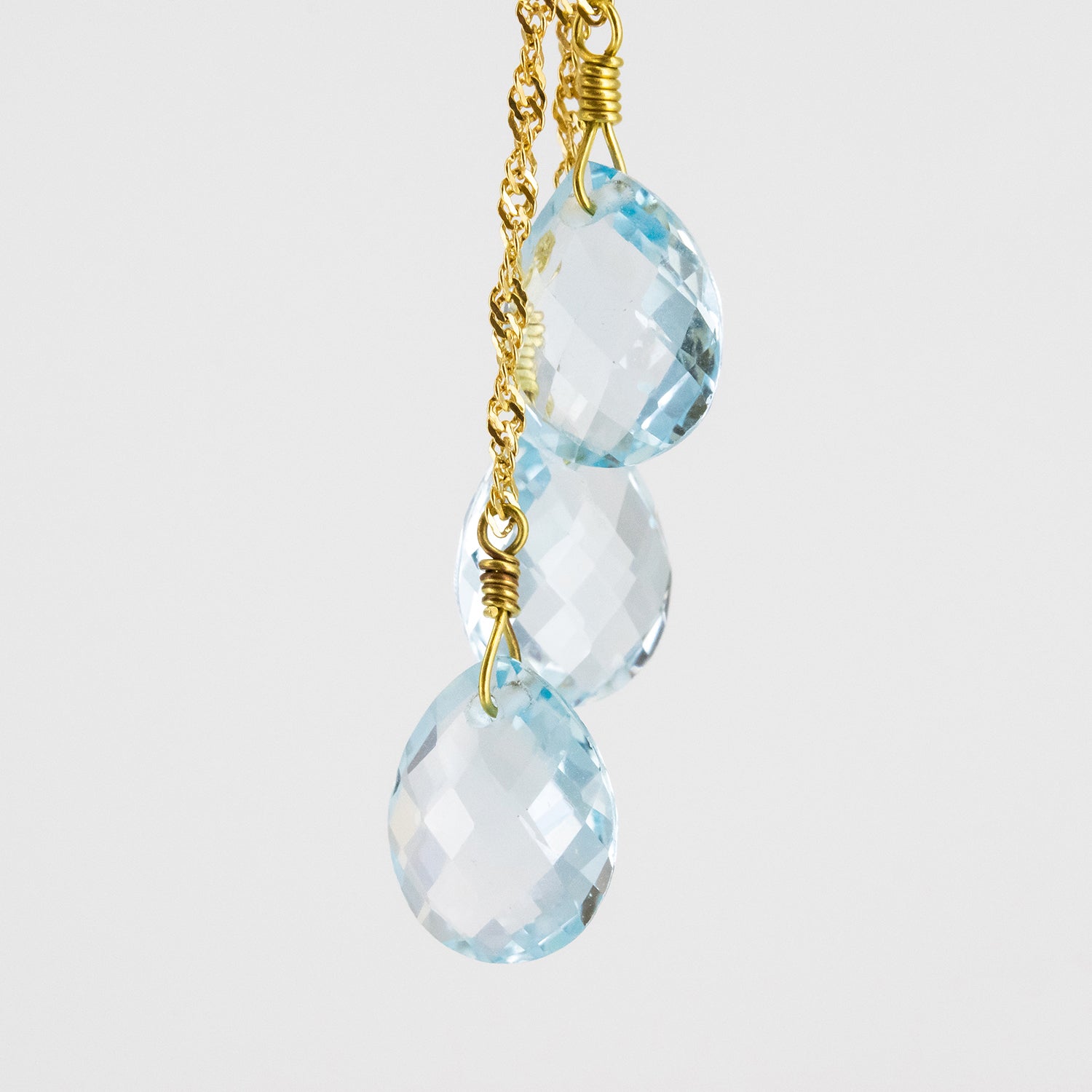 Pendientes de oro 18 kt. con topacios azules