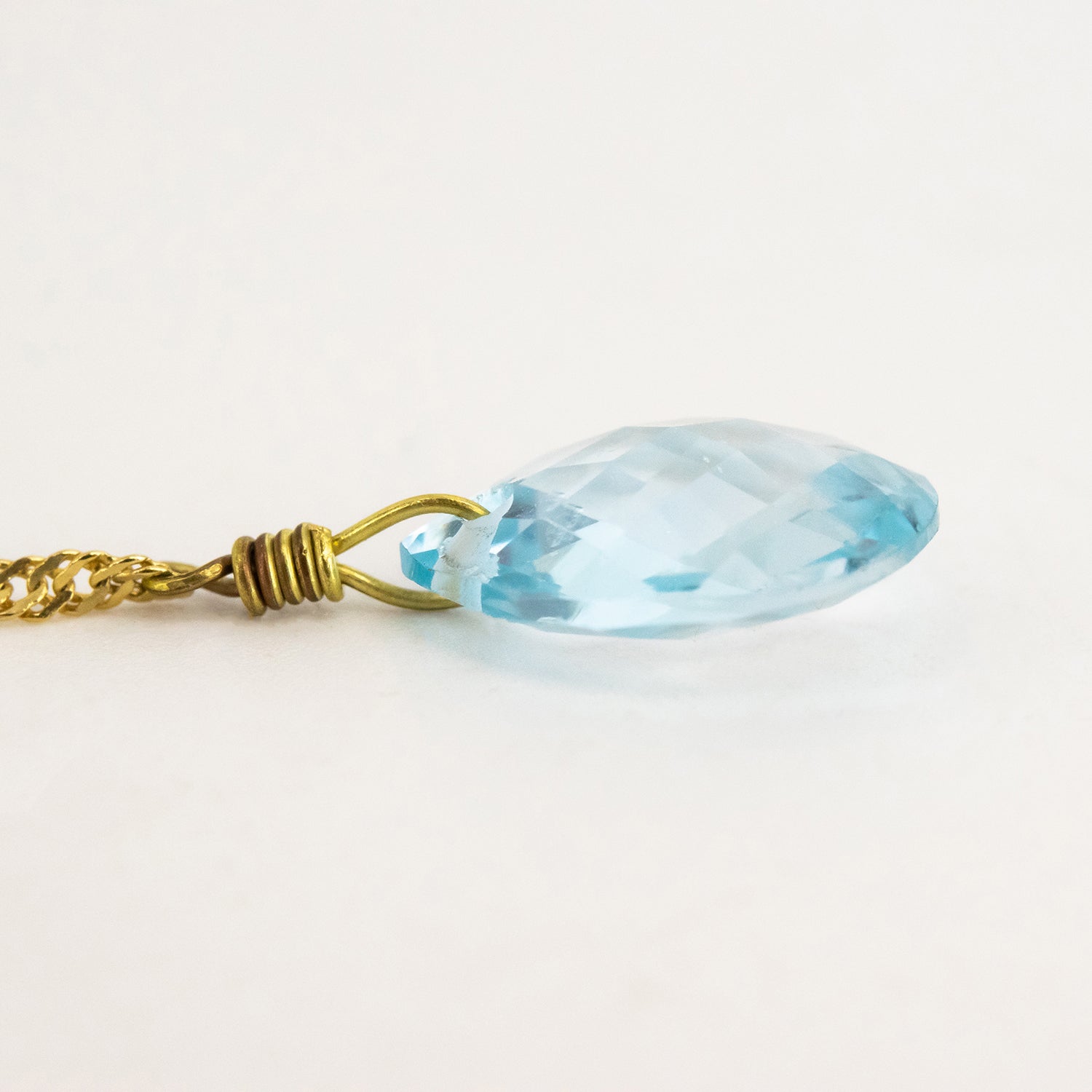 Pendientes de oro 18 kt. con topacios azules