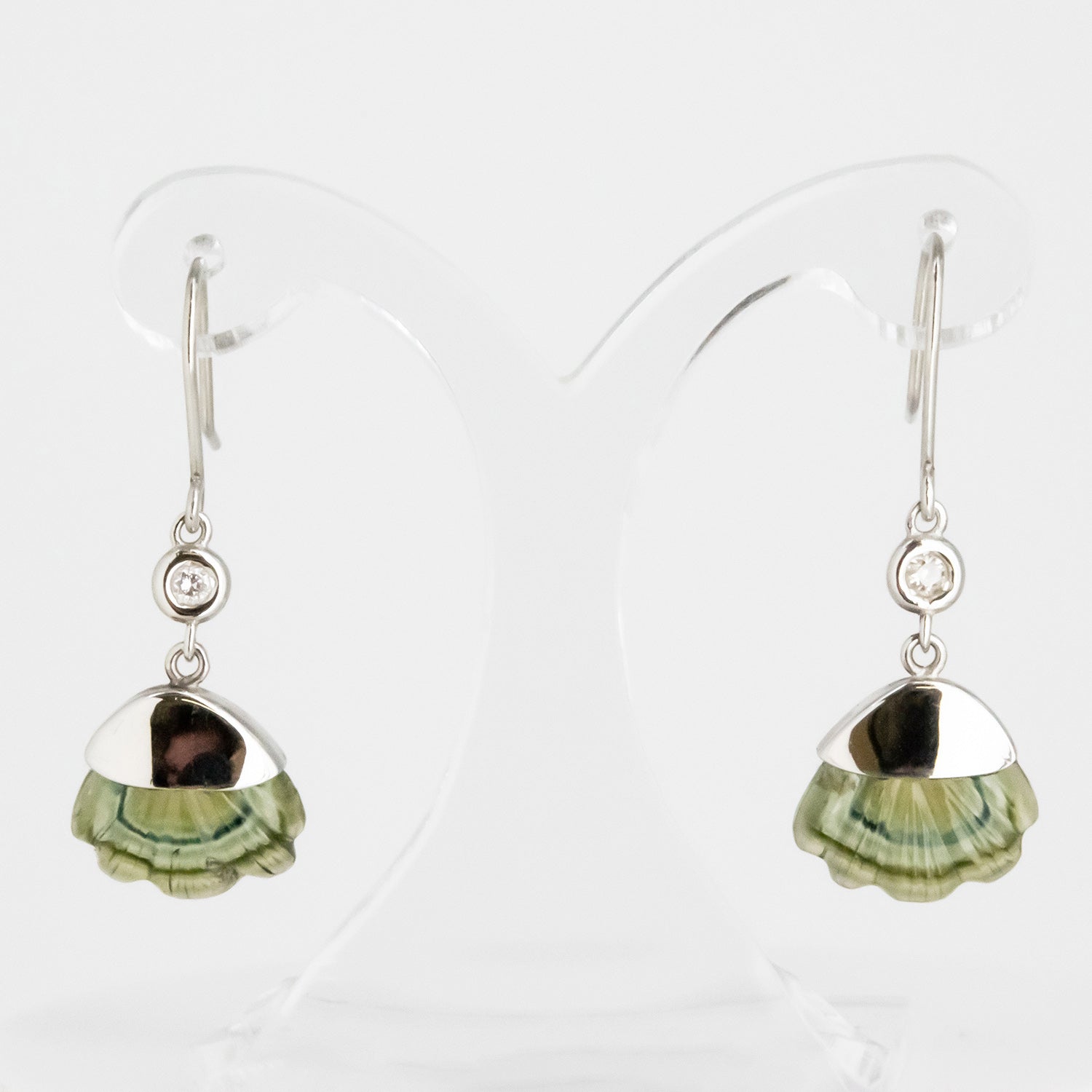 Par de pendientes de oro blanco de 18 kt. con turmalinas y diamantes talla brillante