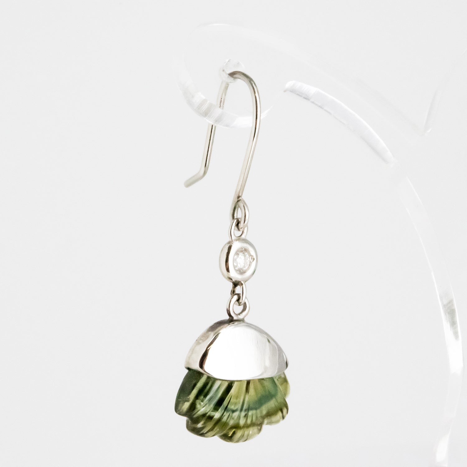 Par de pendientes de oro blanco de 18 kt. con turmalinas y diamantes talla brillante