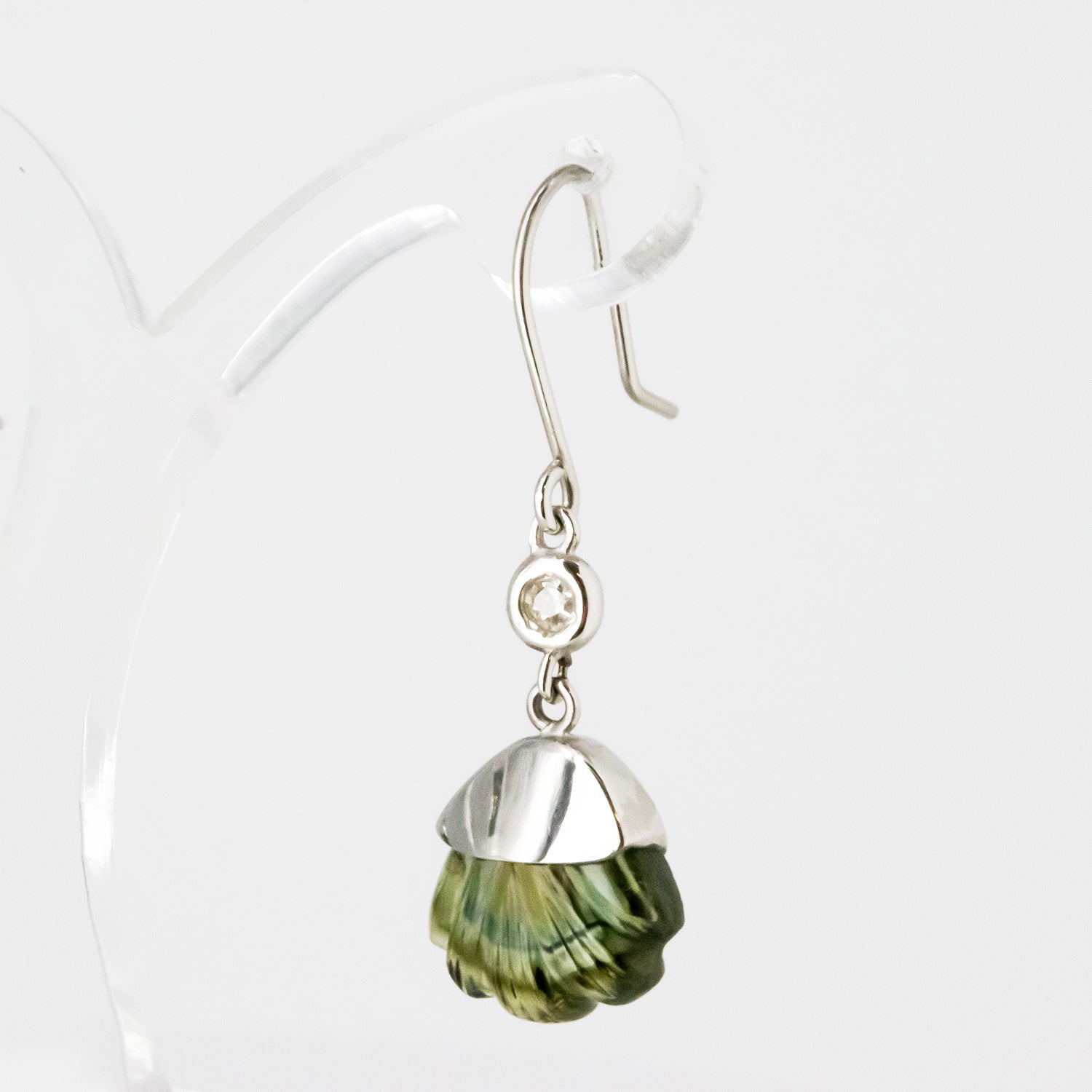 Par de pendientes de oro blanco de 18 kt. con turmalinas y diamantes talla brillante