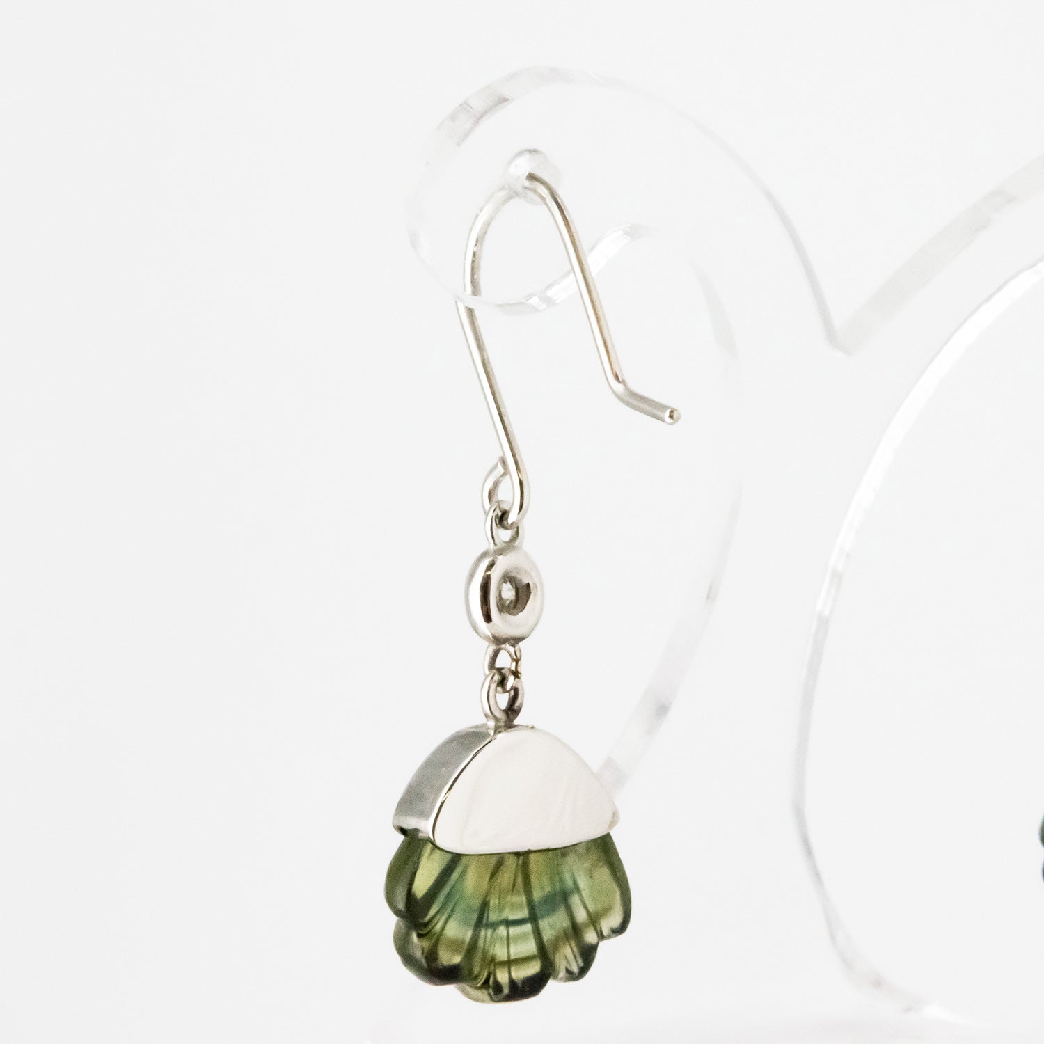 Par de pendientes de oro blanco de 18 kt. con turmalinas y diamantes talla brillante