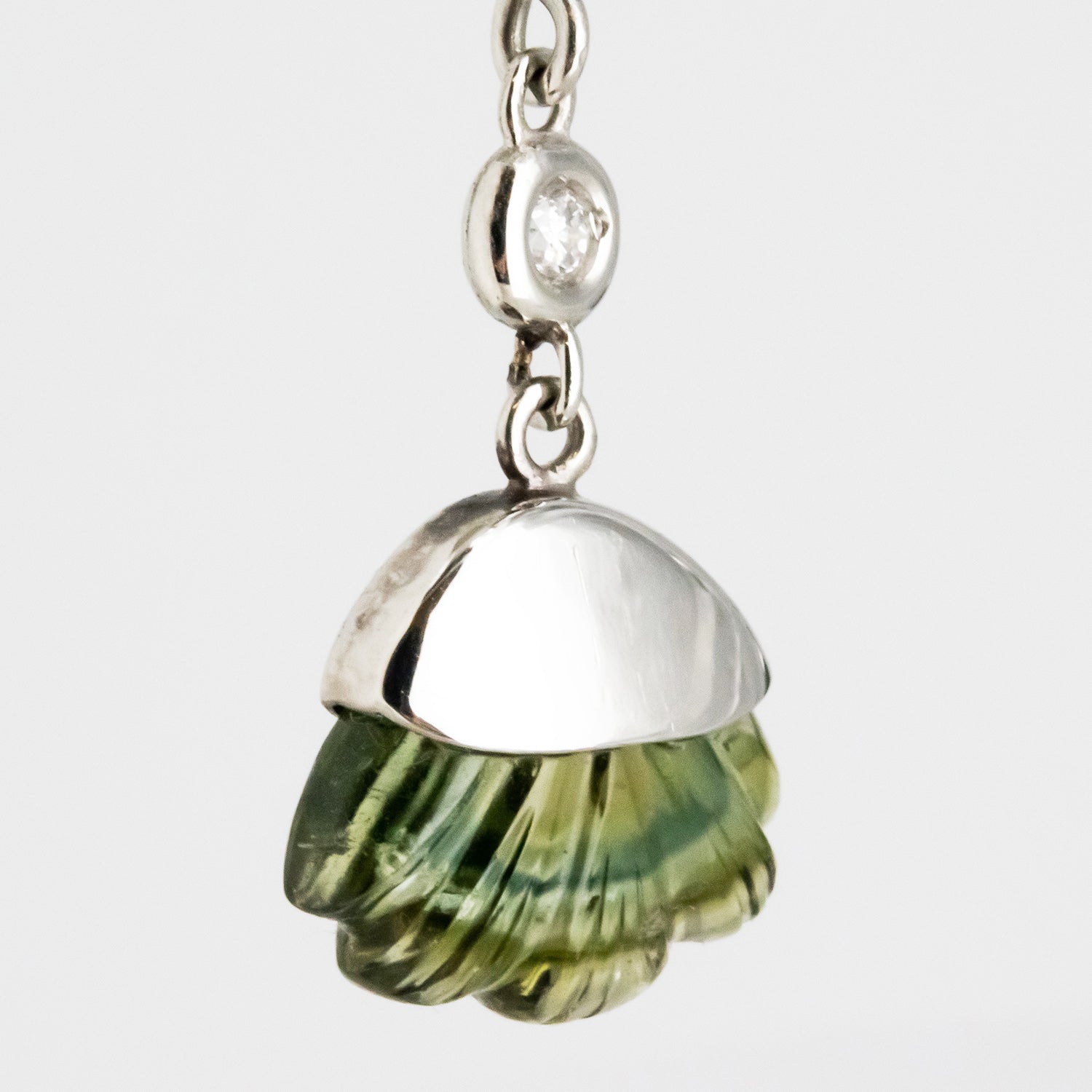 Par de pendientes de oro blanco de 18 kt. con turmalinas y diamantes talla brillante