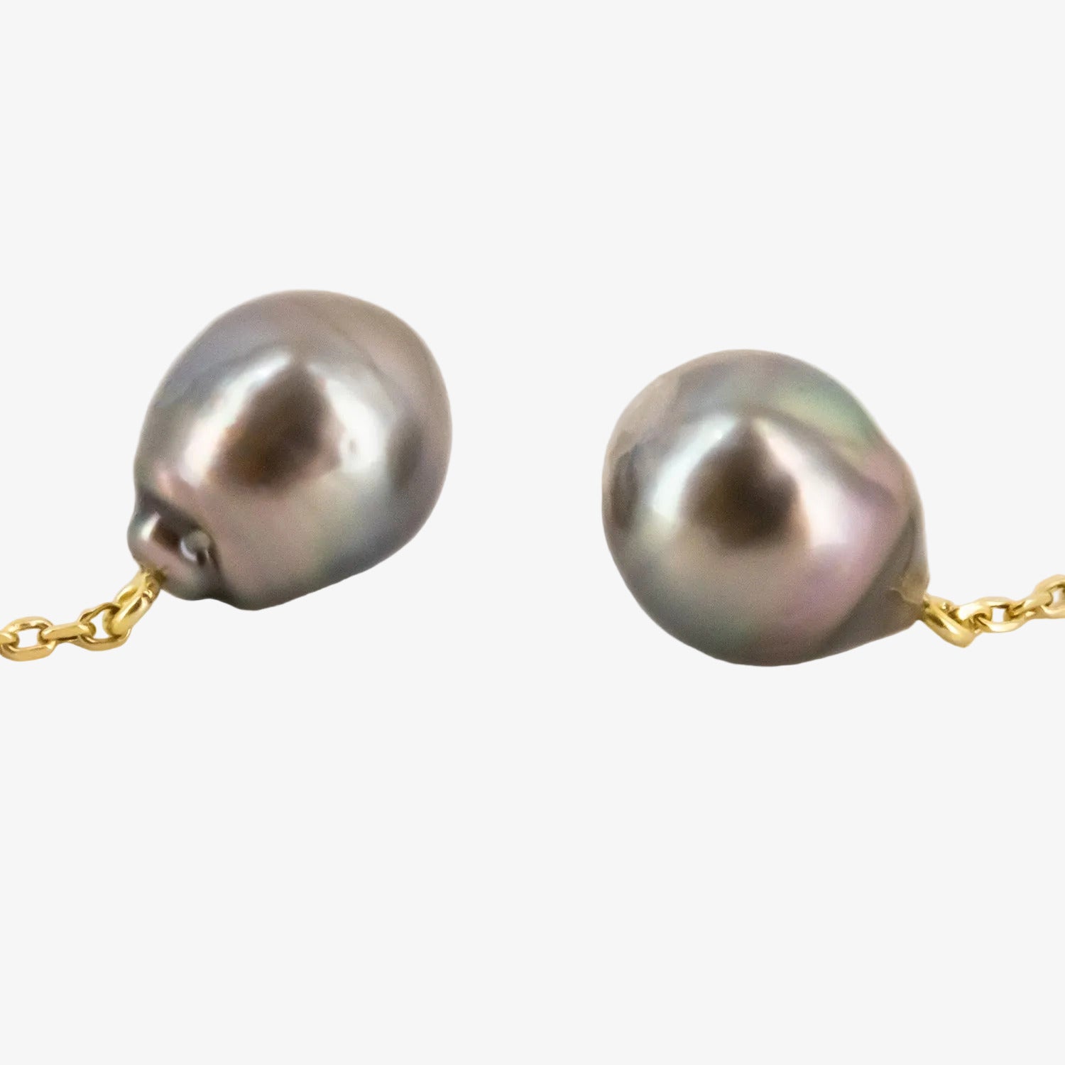 Set of 18 kt. gold pendant and earrings with diamonds and baroque Tahitian pearls