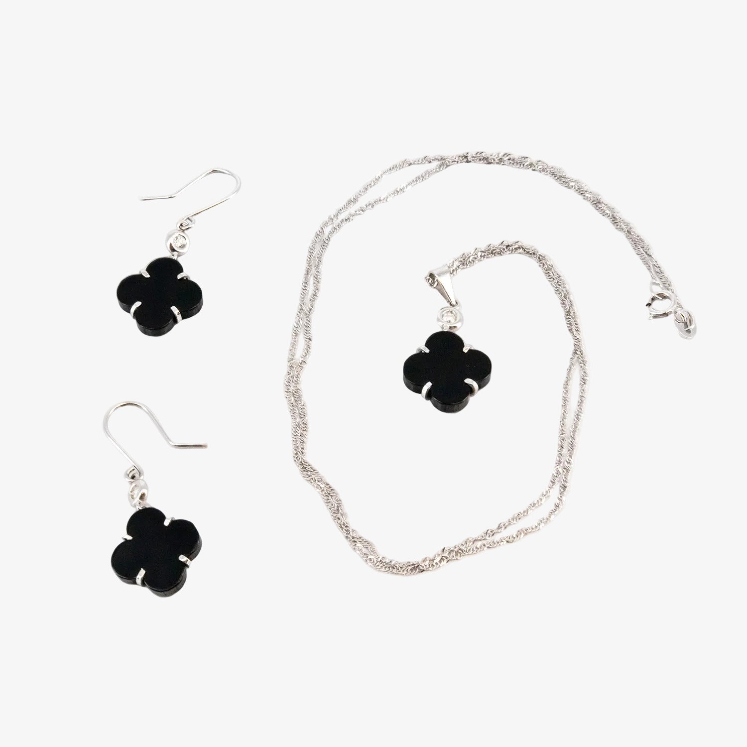 Conjunto de gargantilla y pendientes de oro blanco de 18 kt. con ónix y diamantes talla brillante