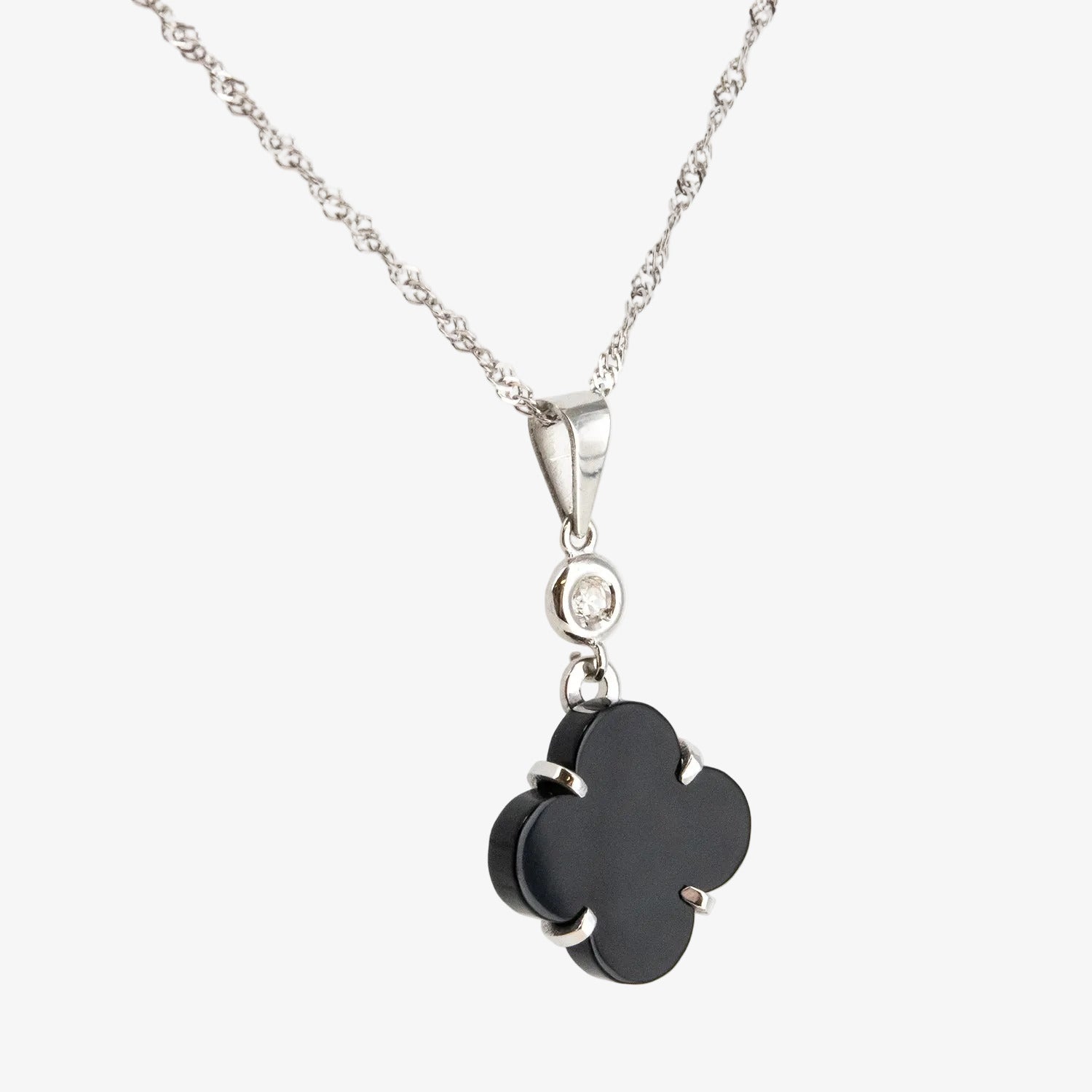 Conjunto de gargantilla y pendientes de oro blanco de 18 kt. con ónix y diamantes talla brillante