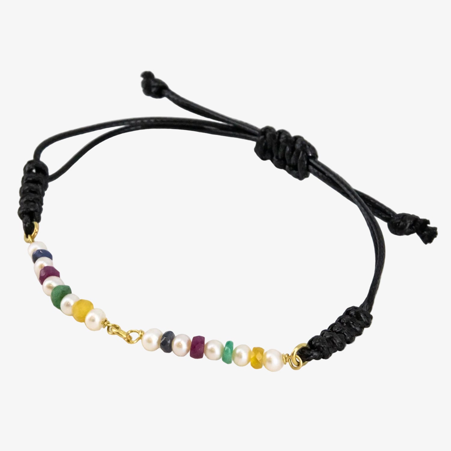 Pulsera ajustable de macramé y oro de 18 kt. con perlas akoya, zafiros, rubíes y esmeraldas