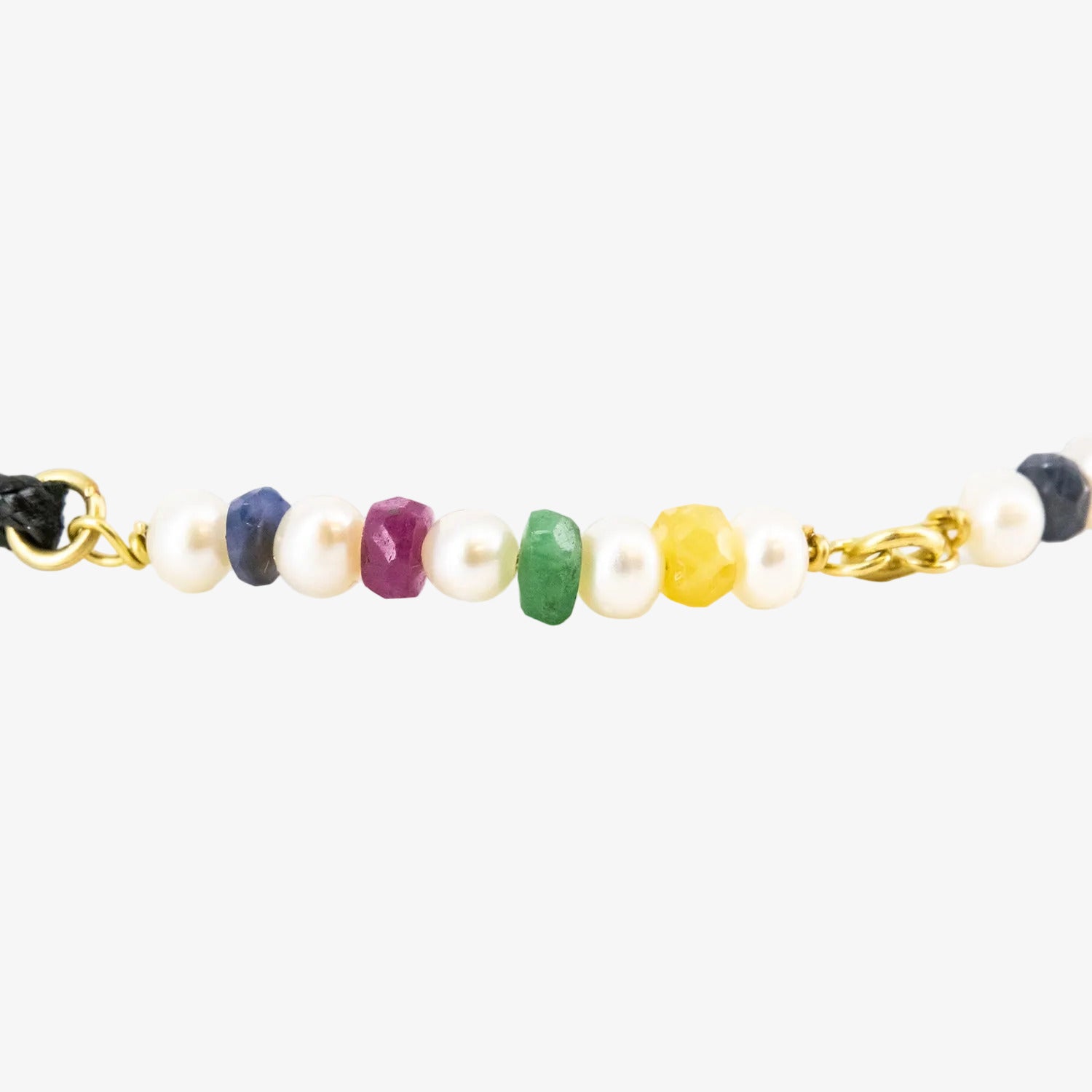 Pulsera ajustable de macramé y oro de 18 kt. con perlas akoya, zafiros, rubíes y esmeraldas