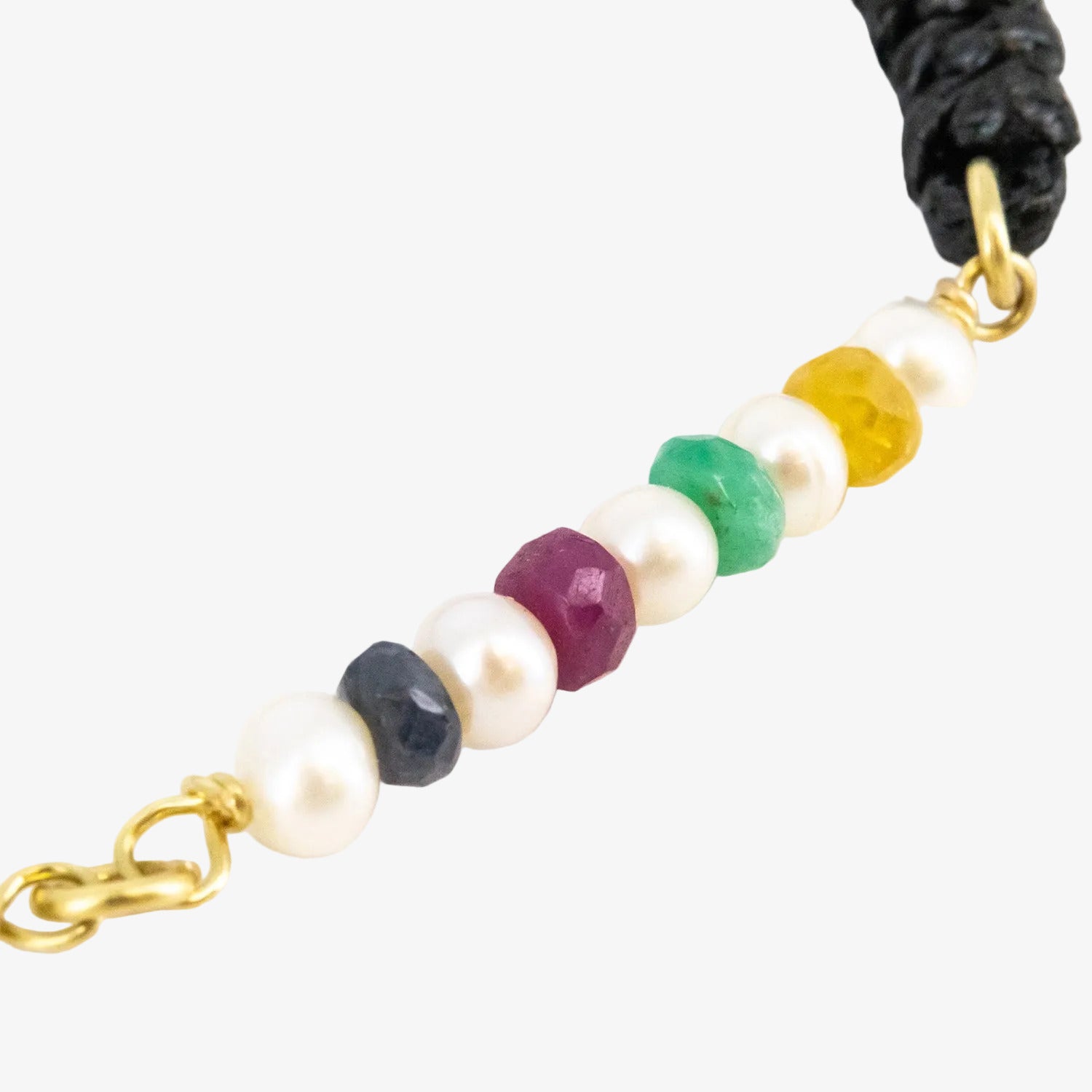 Pulsera ajustable de macramé y oro de 18 kt. con perlas akoya, zafiros, rubíes y esmeraldas