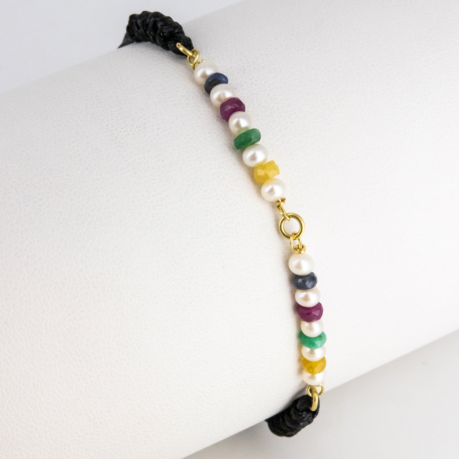 Pulsera ajustable de macramé y oro de 18 kt. con perlas akoya, zafiros, rubíes y esmeraldas