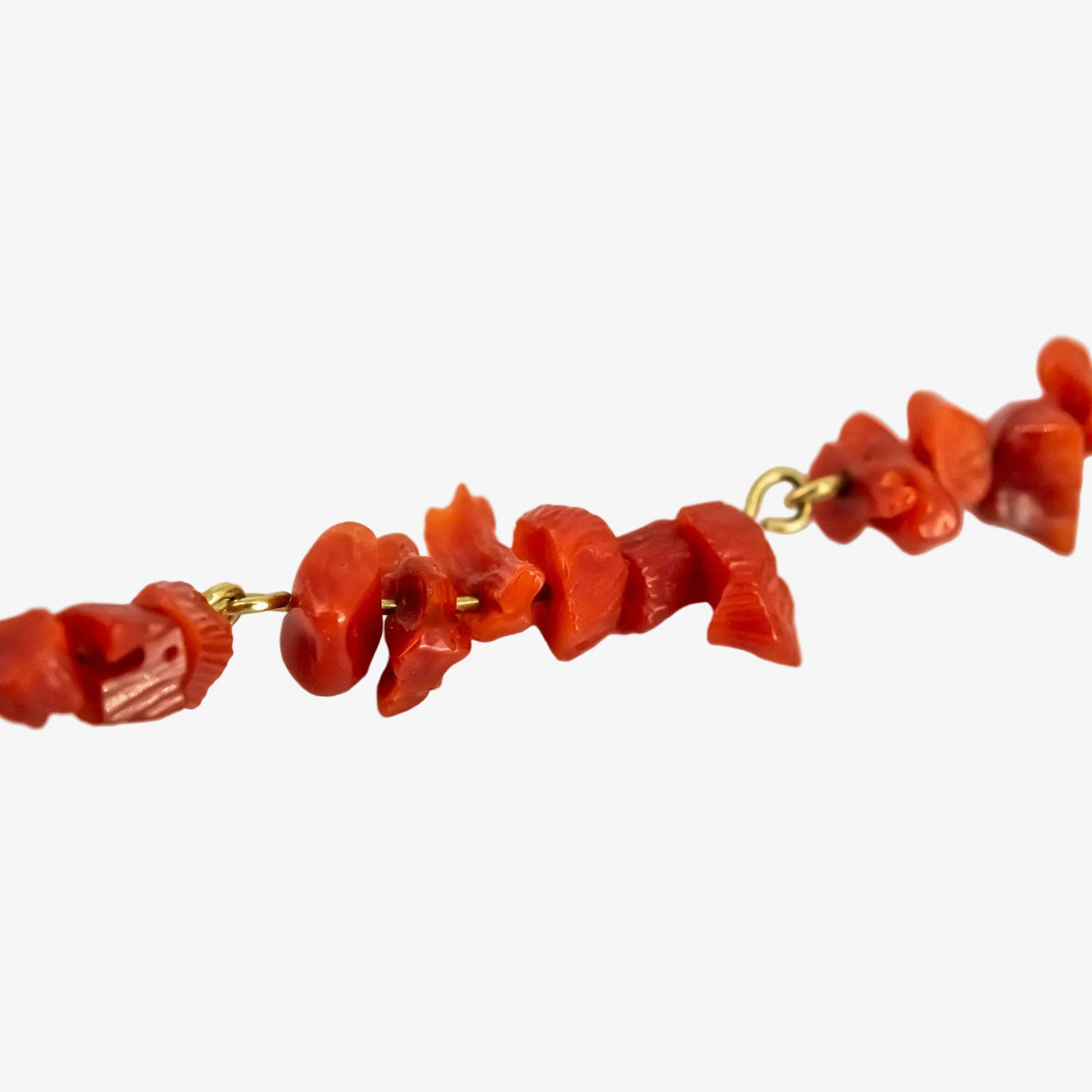 Gargantilla de oro 18 kt. con cuentas de coral natural