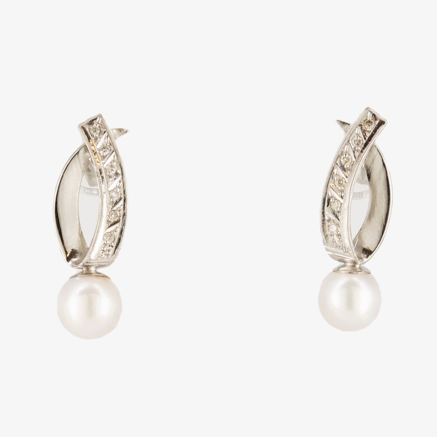 Pendientes de oro blanco 18 kt. con doce diamantes y perlas cultivadas