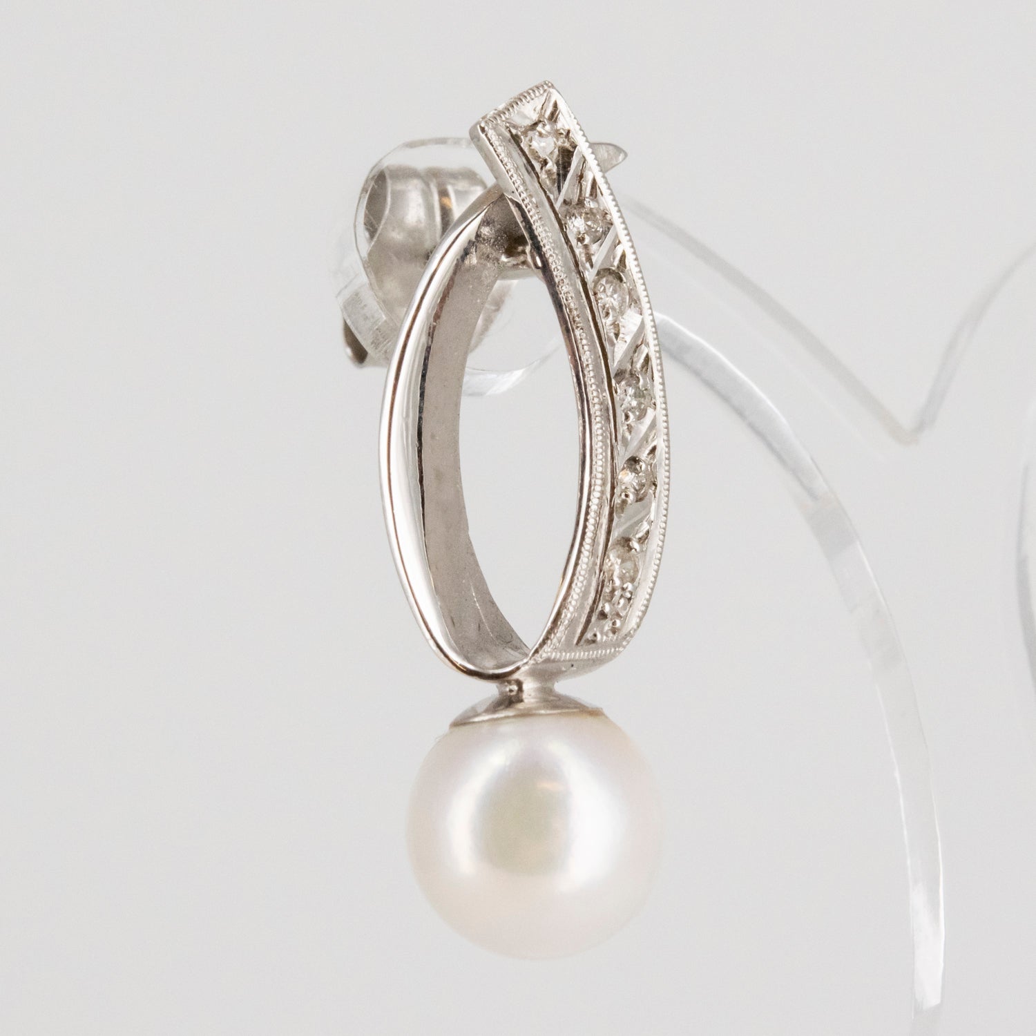 Pendientes de oro blanco 18 kt. con doce diamantes y perlas cultivadas