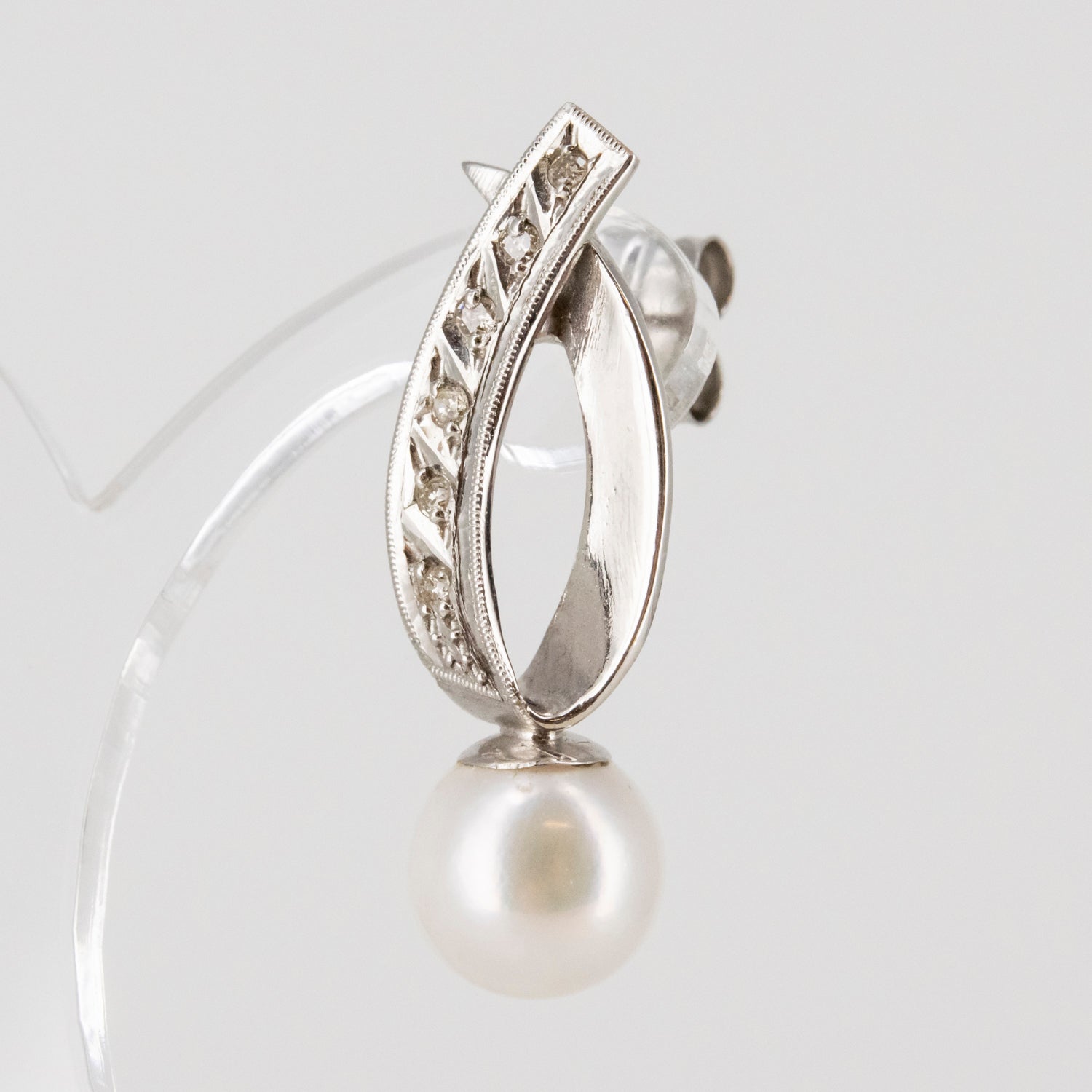 Pendientes de oro blanco 18 kt. con doce diamantes y perlas cultivadas