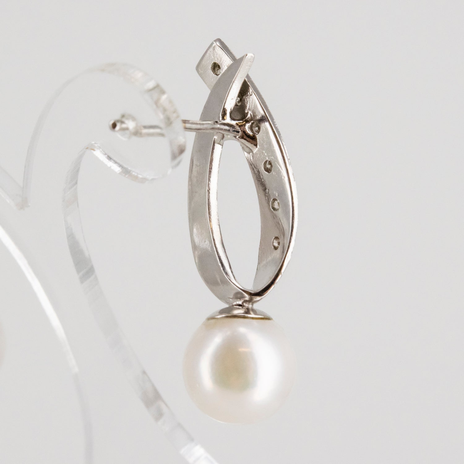 Pendientes de oro blanco 18 kt. con doce diamantes y perlas cultivadas