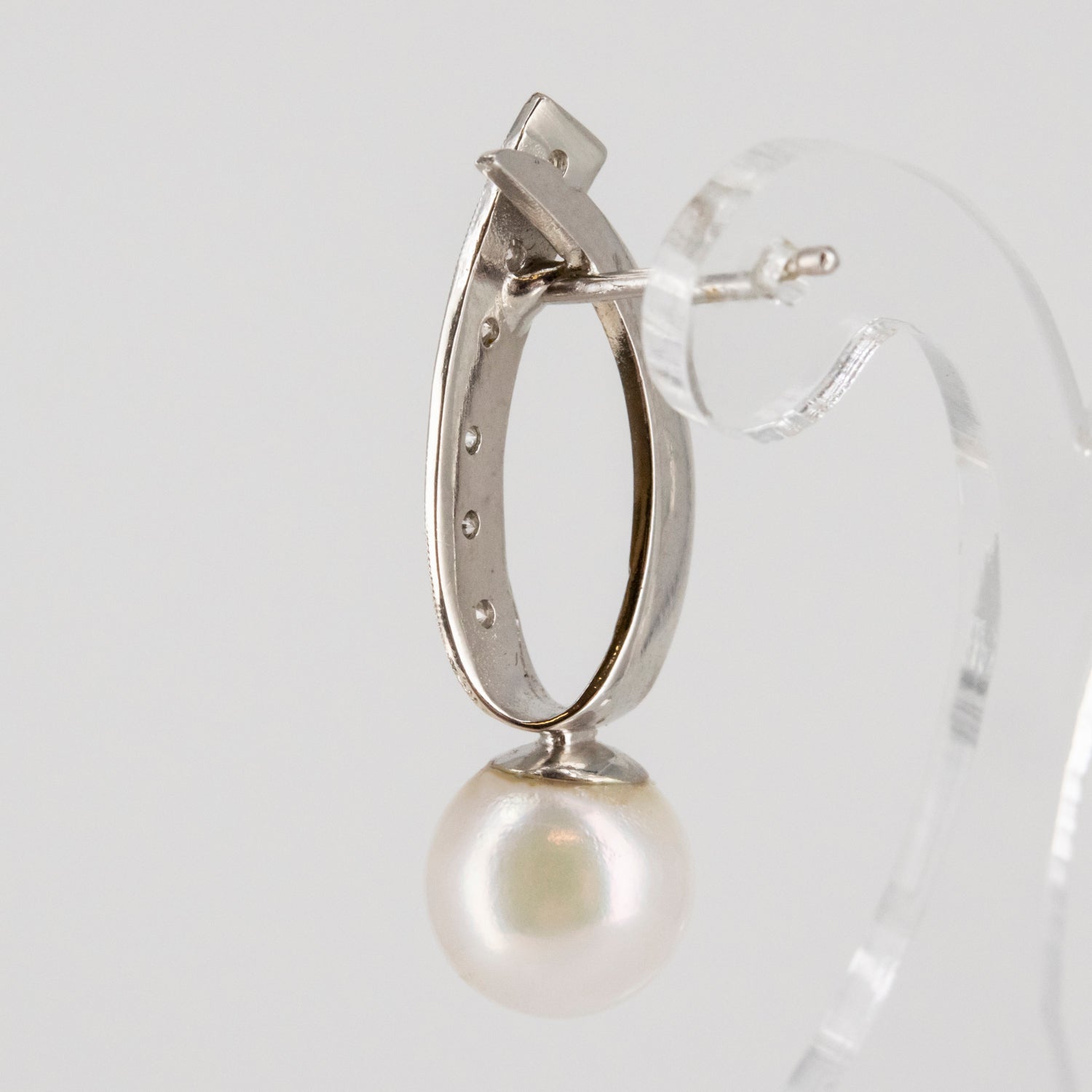 Pendientes de oro blanco 18 kt. con doce diamantes y perlas cultivadas