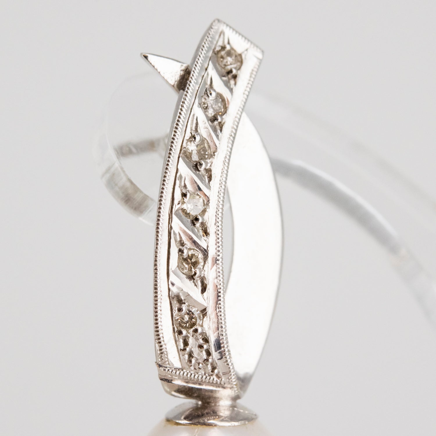 Pendientes de oro blanco 18 kt. con doce diamantes y perlas cultivadas