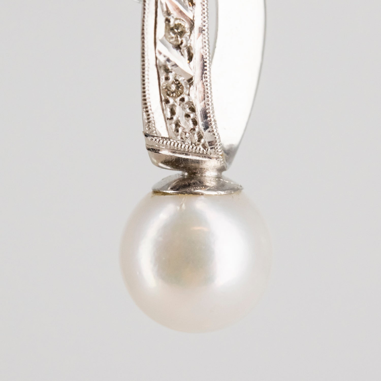 Pendientes de oro blanco 18 kt. con doce diamantes y perlas cultivadas