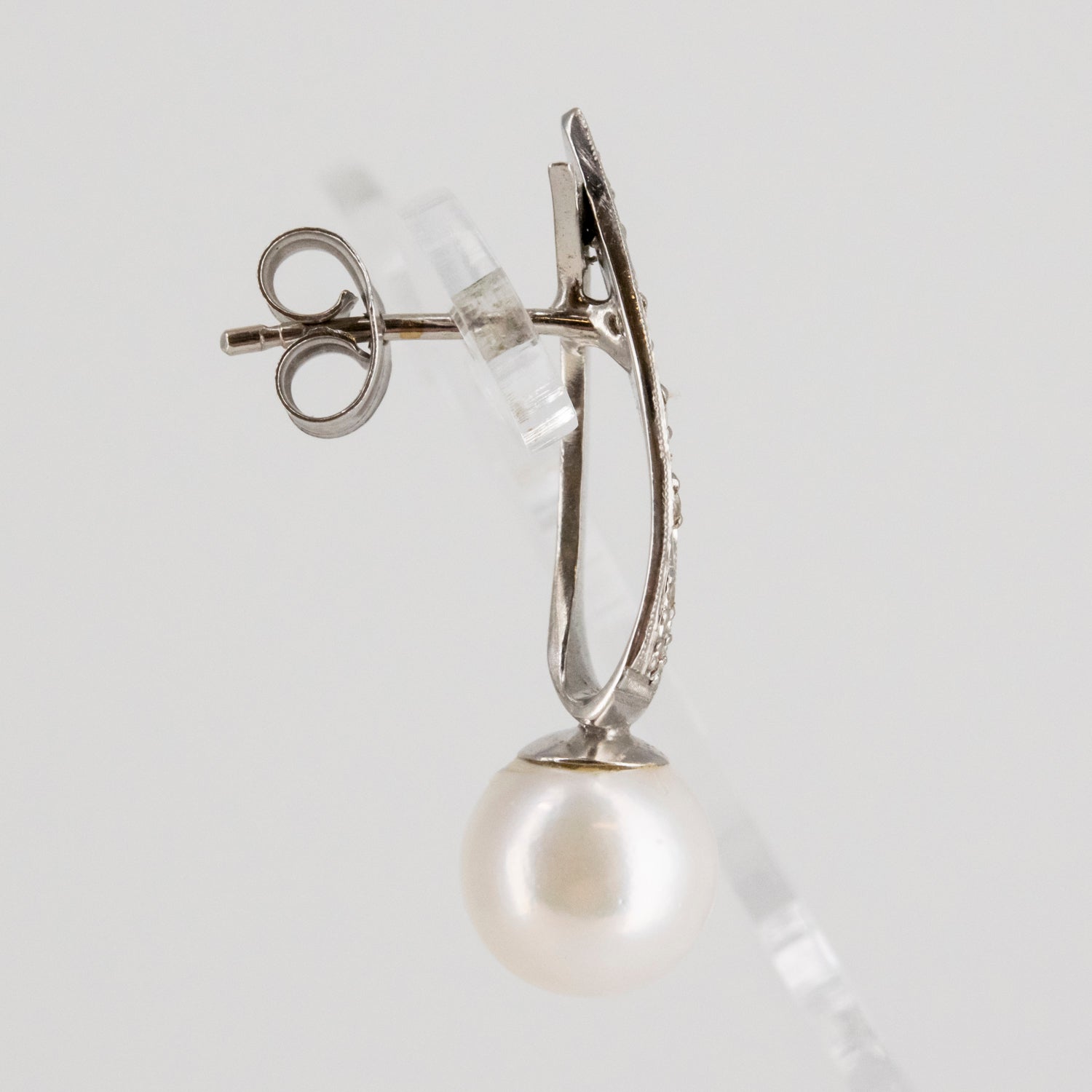 Pendientes de oro blanco 18 kt. con doce diamantes y perlas cultivadas