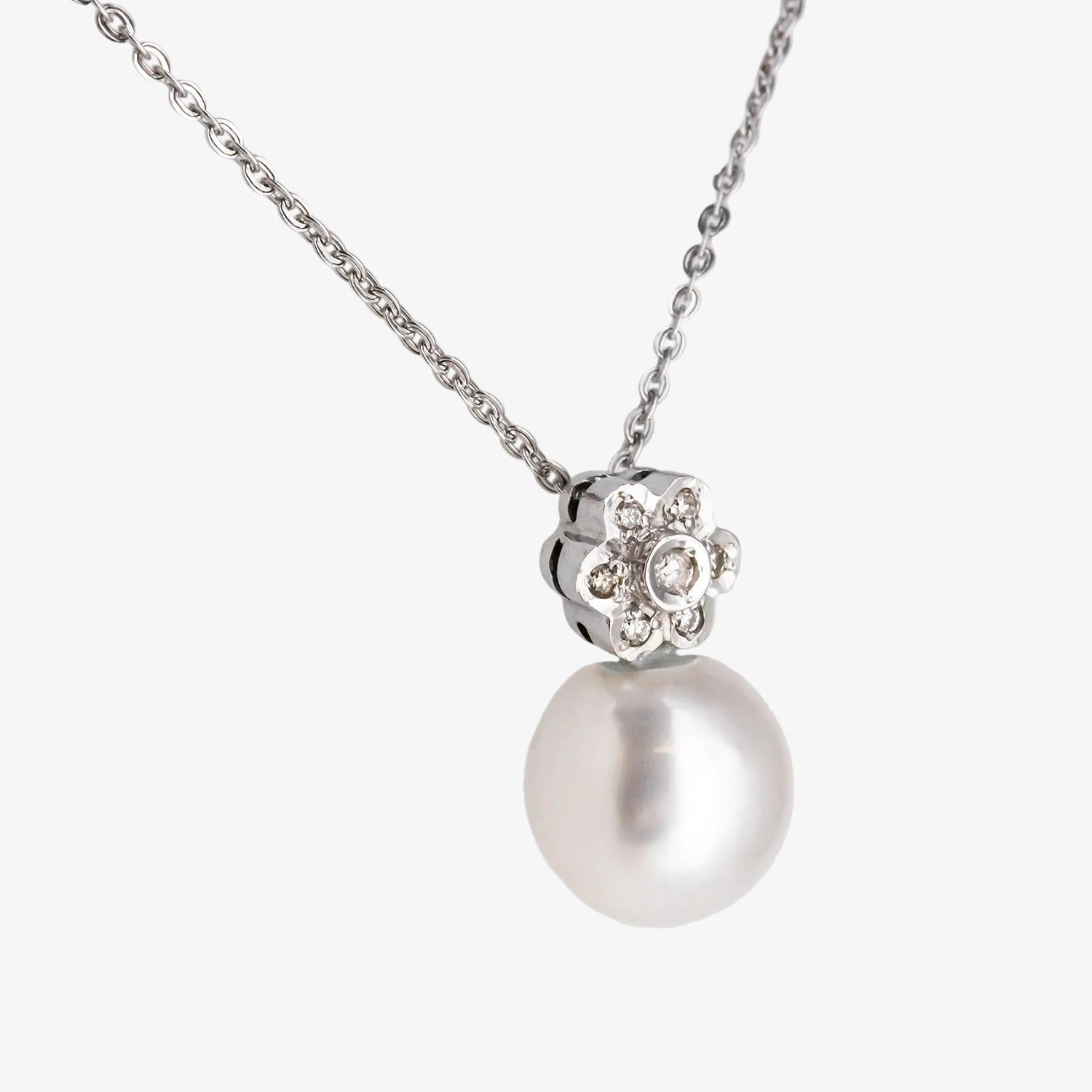 Colgante de oro blanco de 18 kt. con diamantes y perla australiana