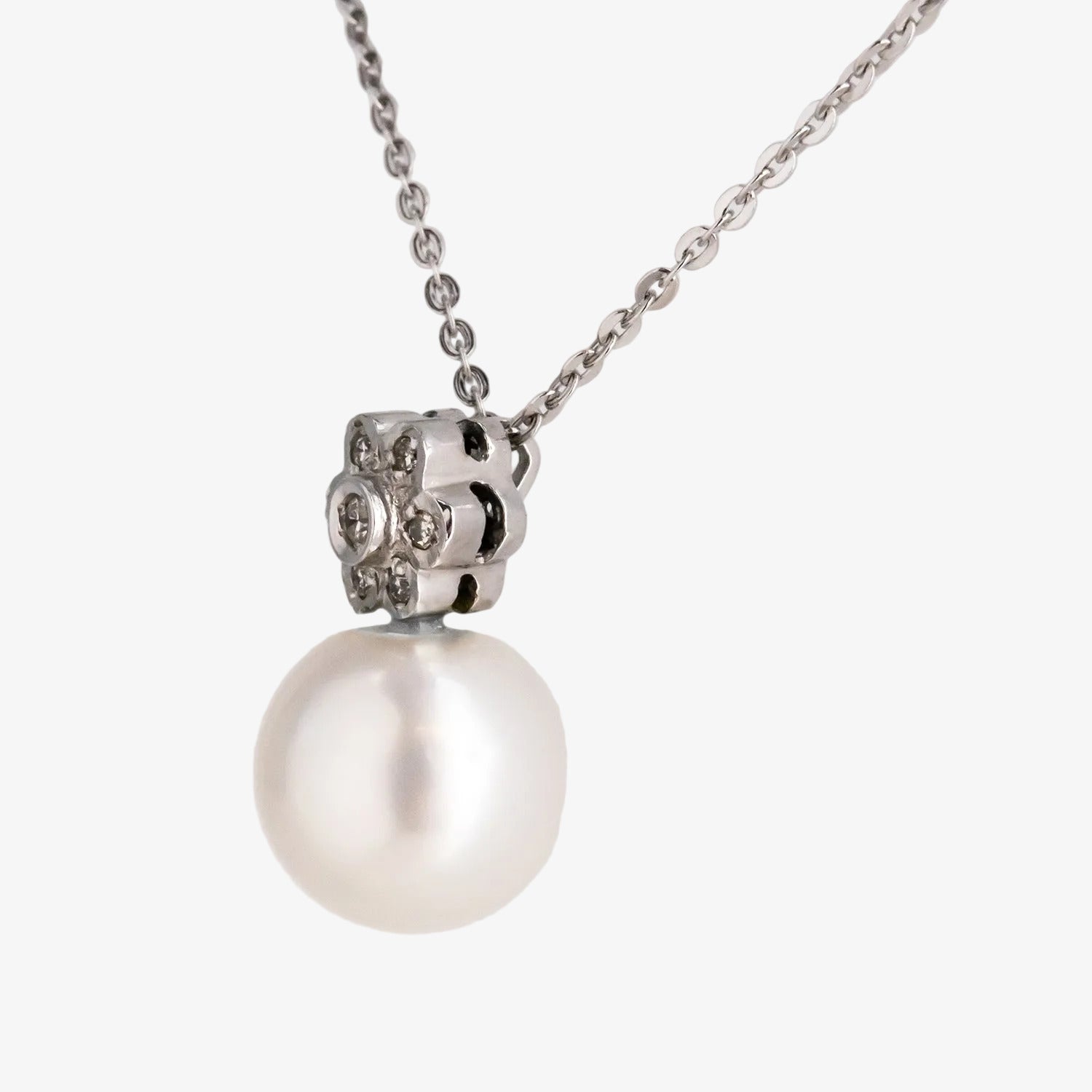 Colgante de oro blanco de 18 kt. con diamantes y perla australiana
