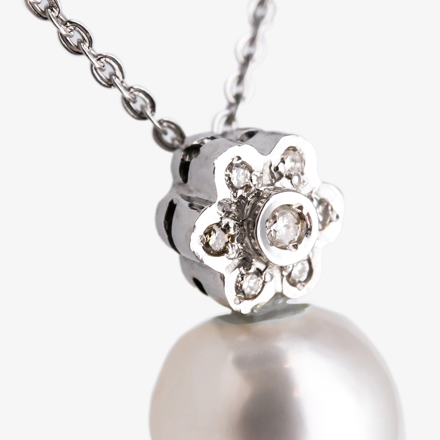 Colgante de oro blanco de 18 kt. con diamantes y perla australiana