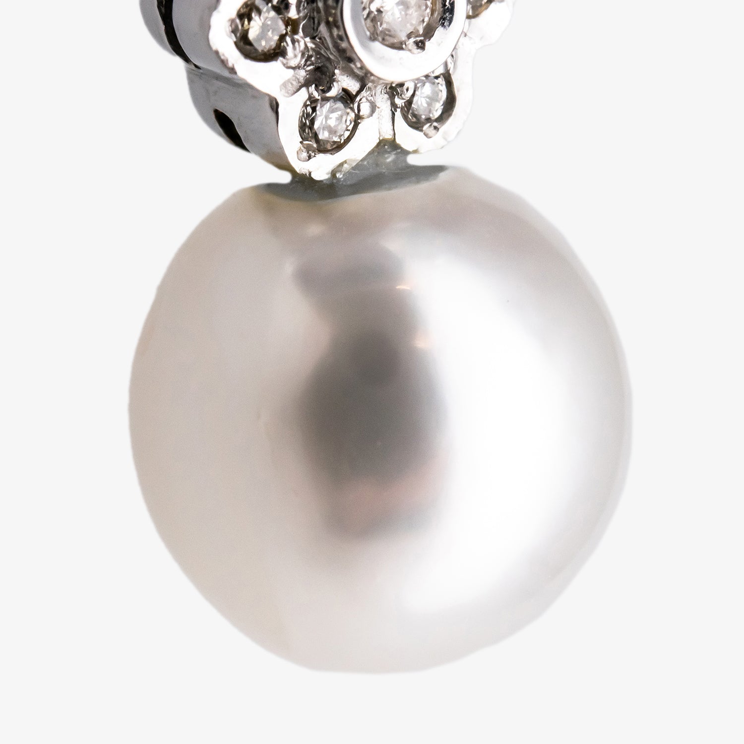 Colgante de oro blanco de 18 kt. con diamantes y perla australiana