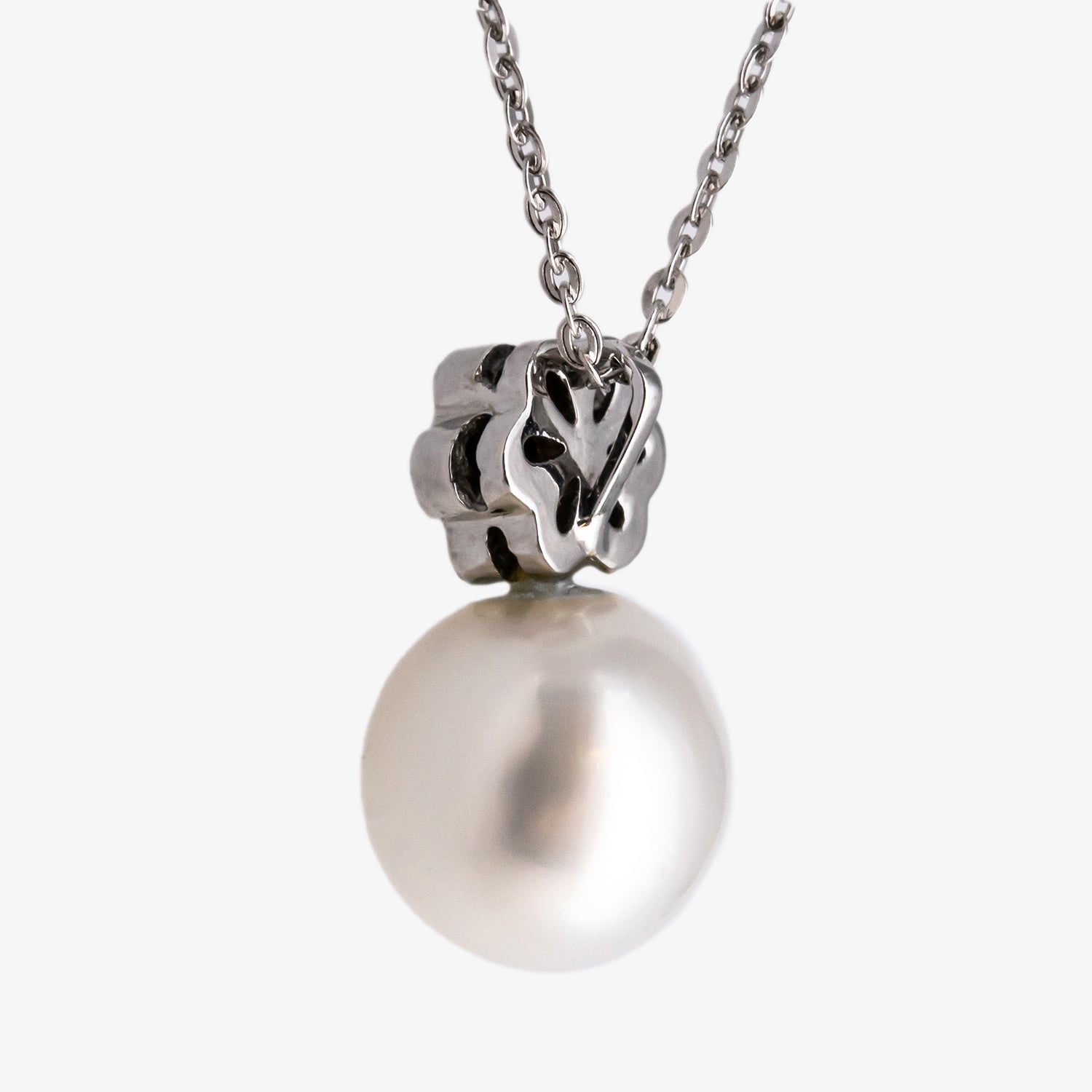 Colgante de oro blanco de 18 kt. con diamantes y perla australiana