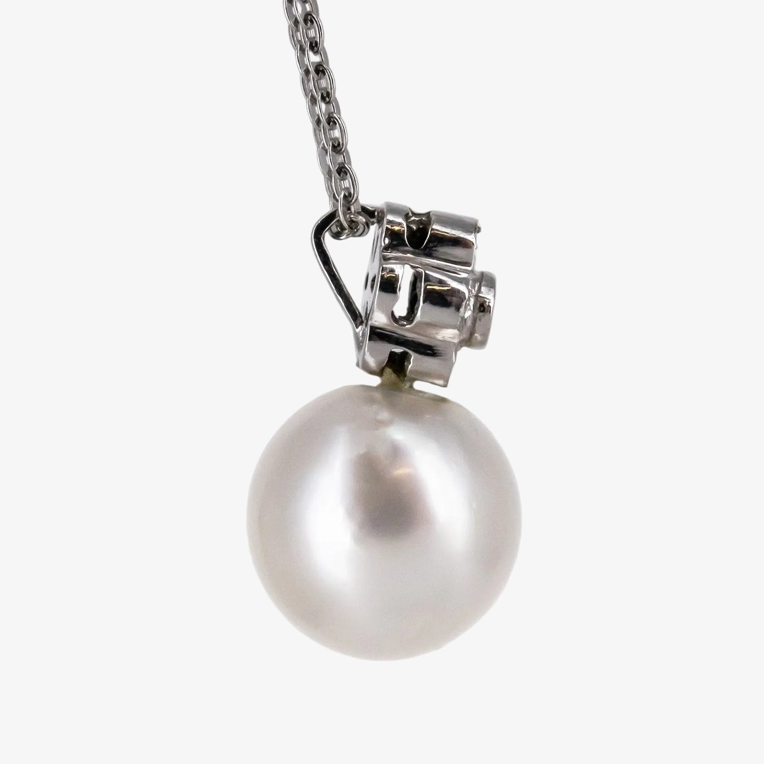 Colgante de oro blanco de 18 kt. con diamantes y perla australiana