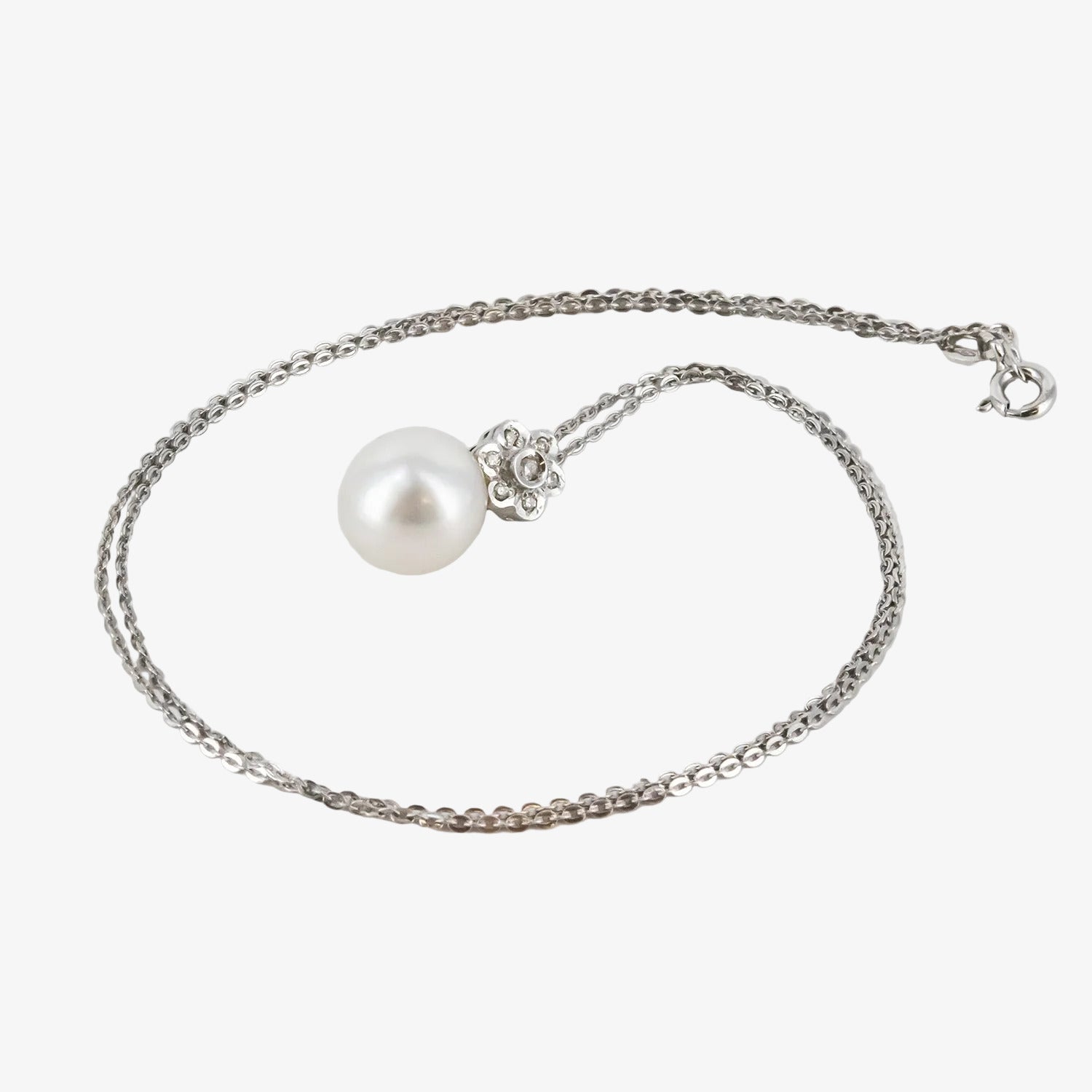 Colgante de oro blanco de 18 kt. con diamantes y perla australiana