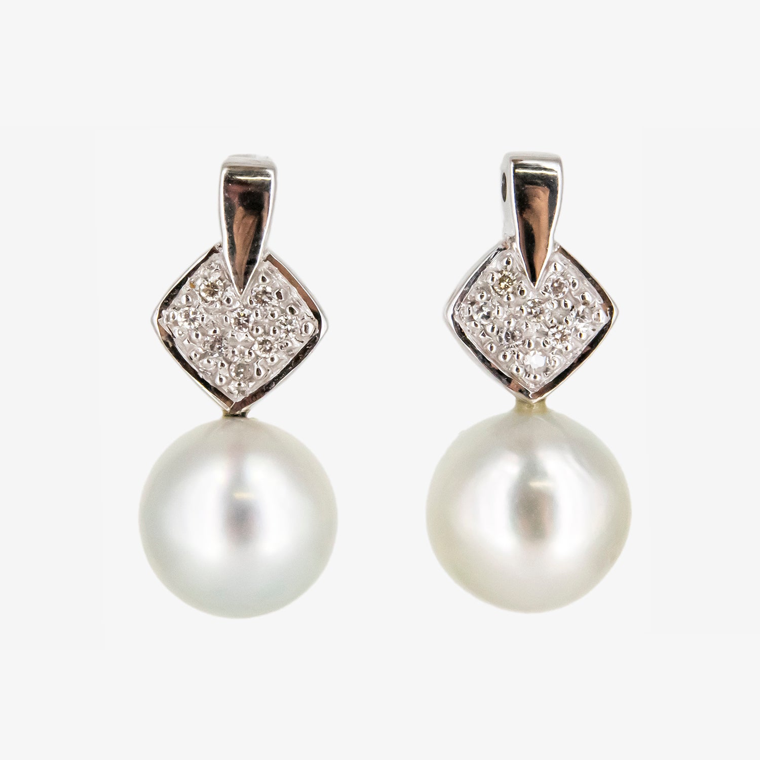 Pendientes de oro blanco de 18 kt. con chatón de diamantes y perlas australianas