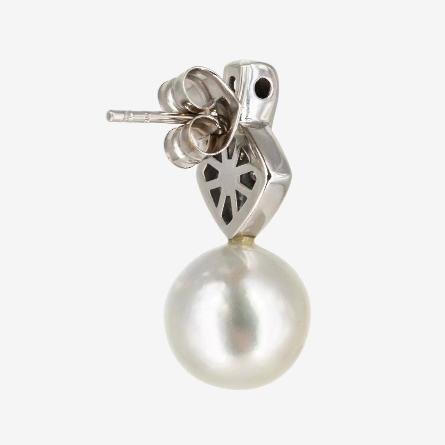 Pendientes de oro blanco de 18 kt. con chatón de diamantes y perlas australianas