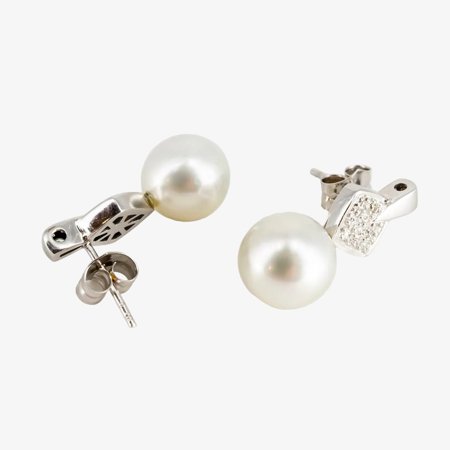 Pendientes de oro blanco de 18 kt. con chatón de diamantes y perlas australianas
