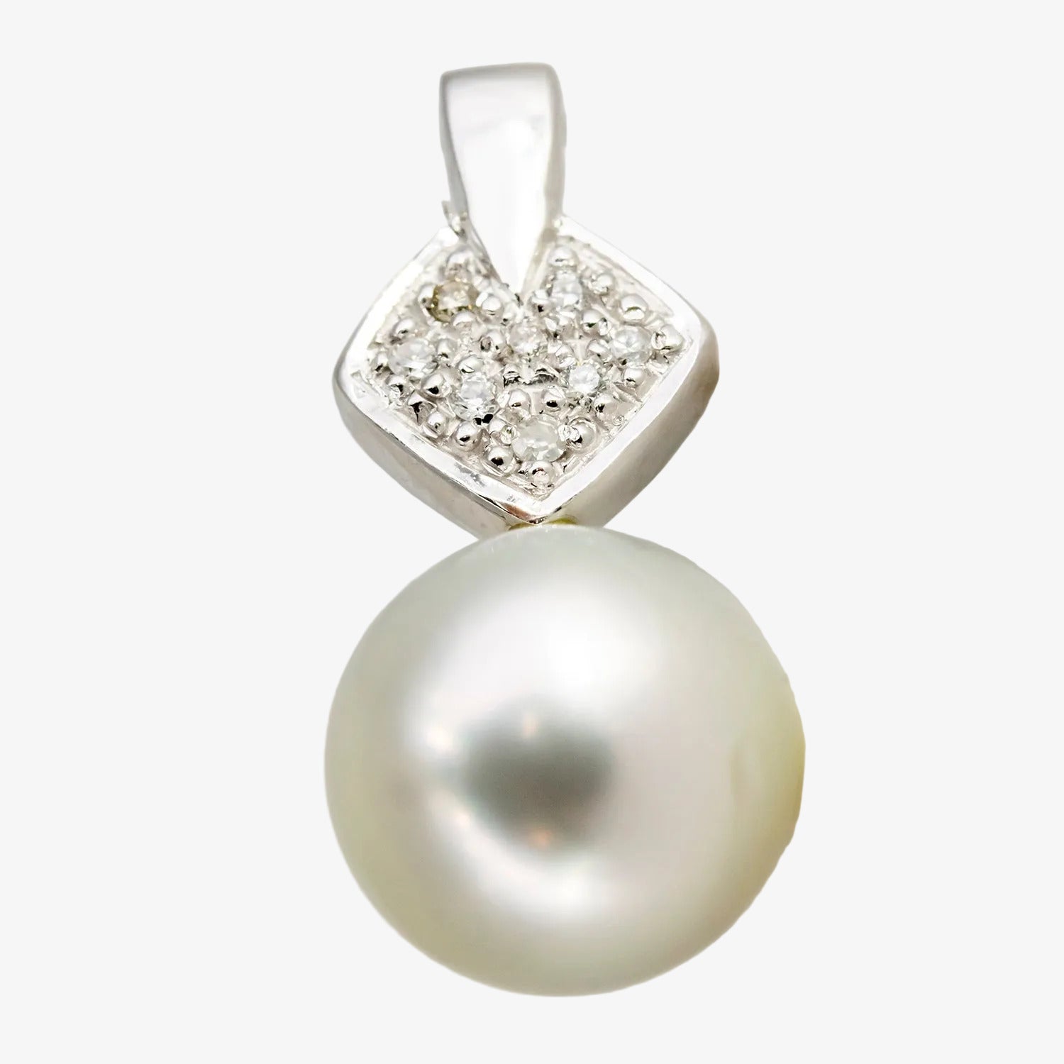 Pendientes de oro blanco de 18 kt. con chatón de diamantes y perlas australianas