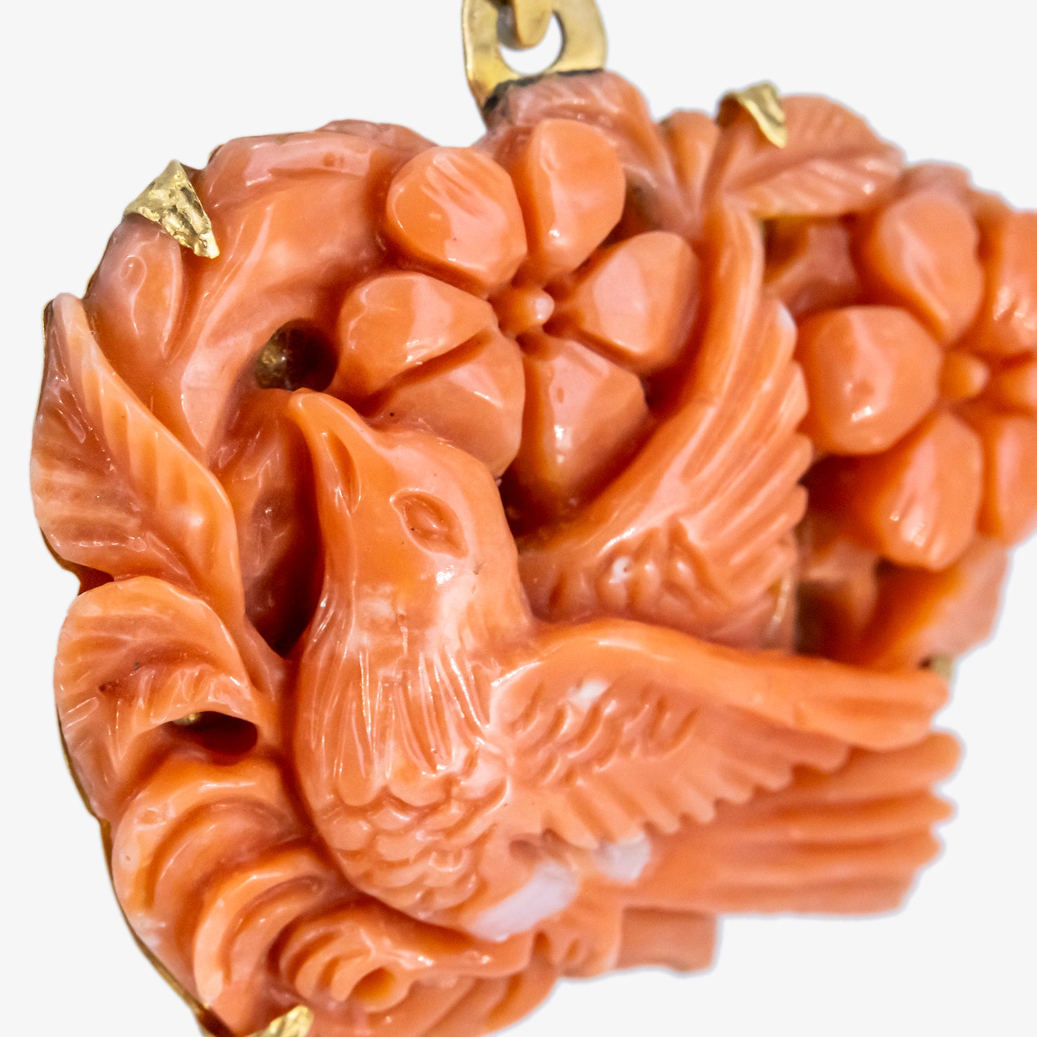Colgante vintage de coral natural tallado a mano y oro de 18 kt.