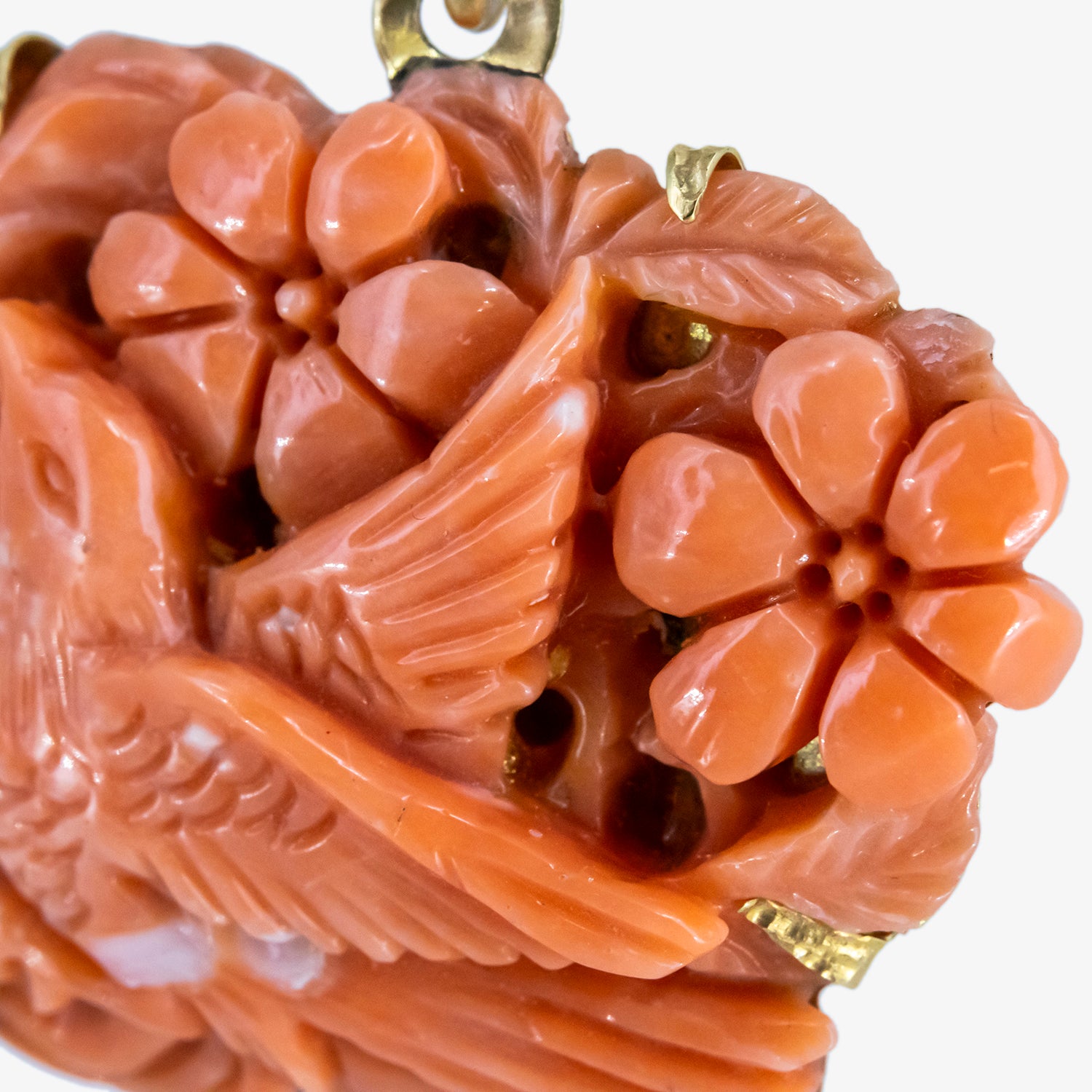 Colgante vintage de coral natural tallado a mano y oro de 18 kt.