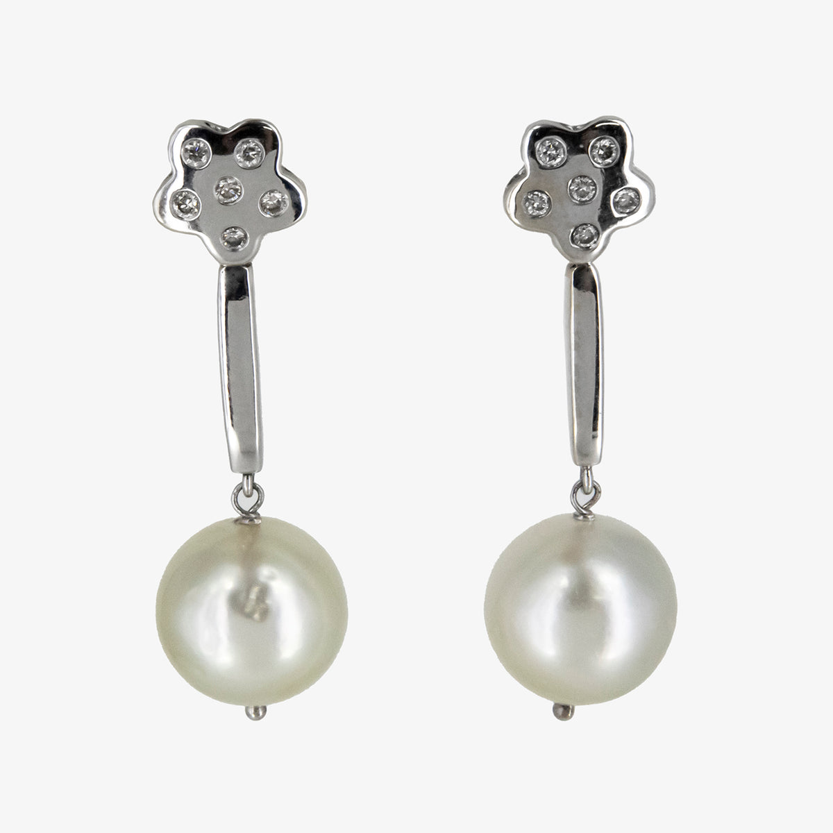 Pendientes de oro blanco de 18 kt. con diamantes y perlas australianas