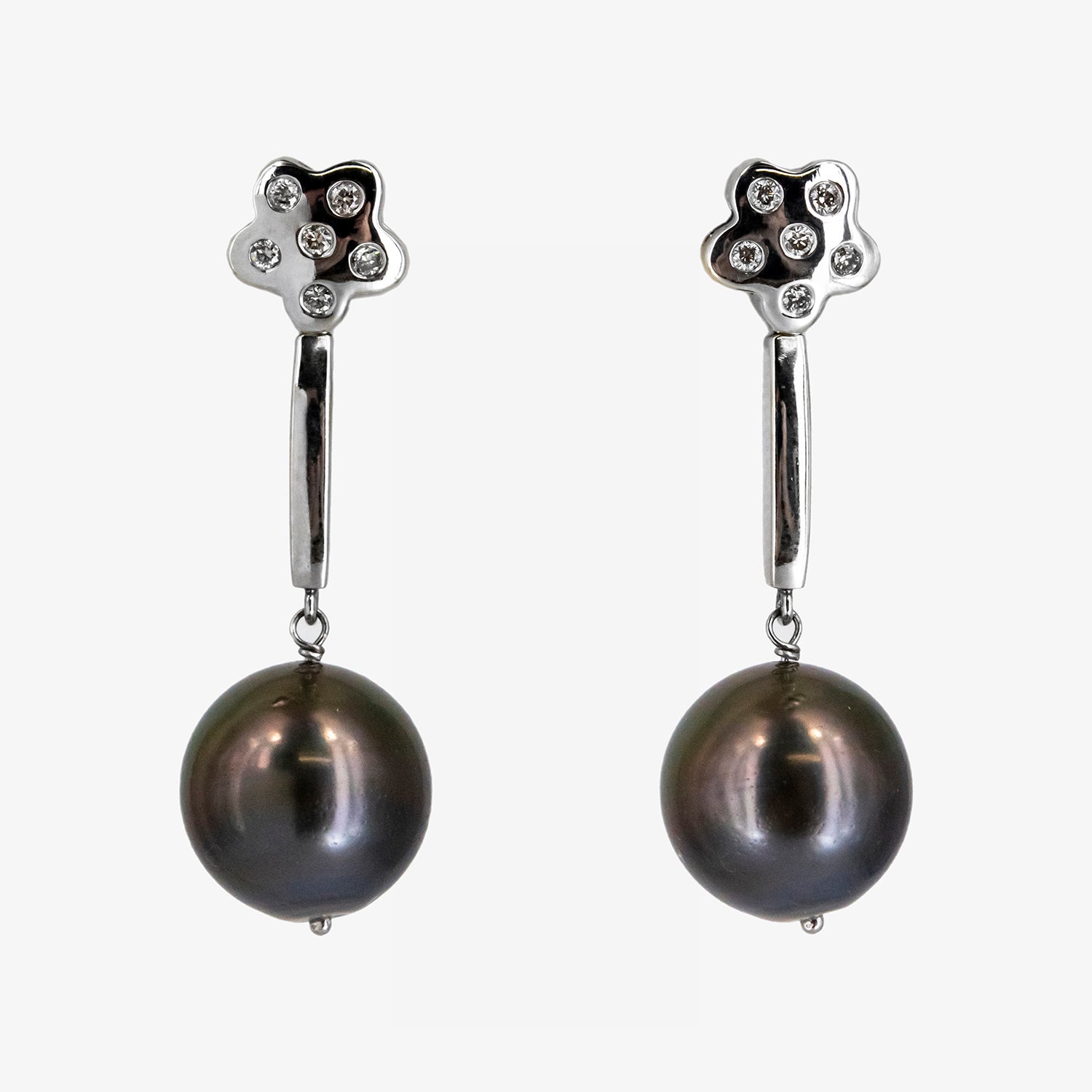Pendientes de oro blanco de 18 kt. con diamantes y perlas de Tahití