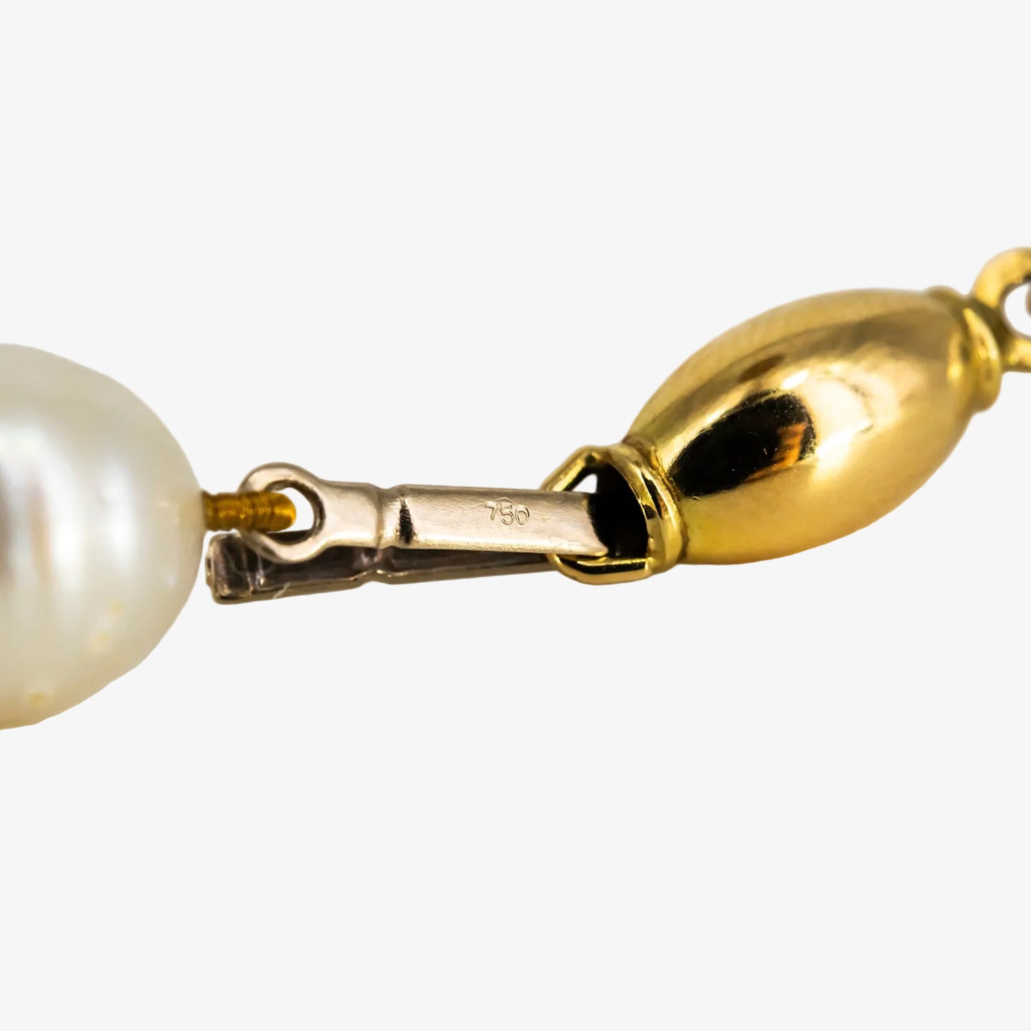 Collar de perlas australianas con broche de oro de 18 kt.
