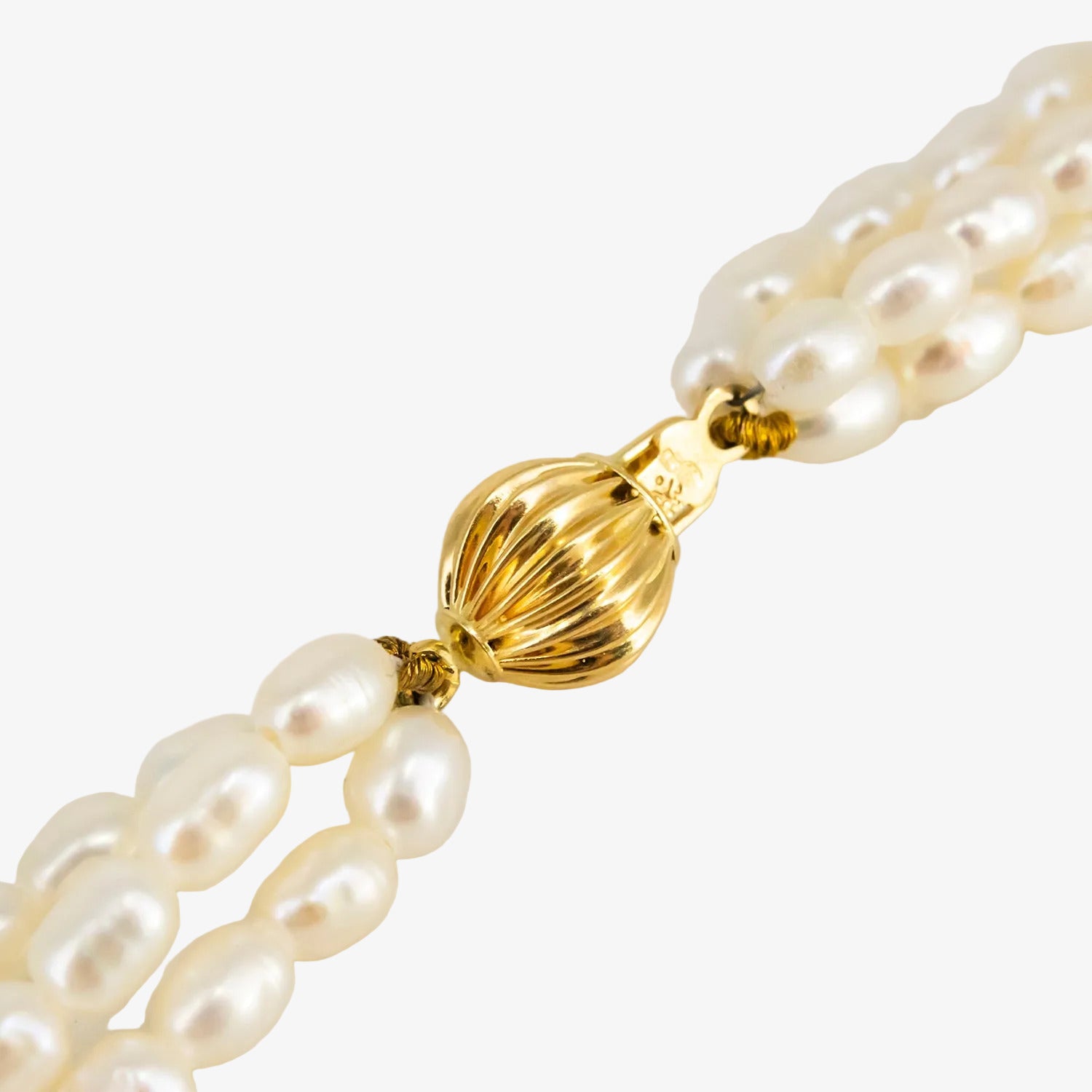 Gargantilla de perlas akoya con broche de oro de 18 kt.