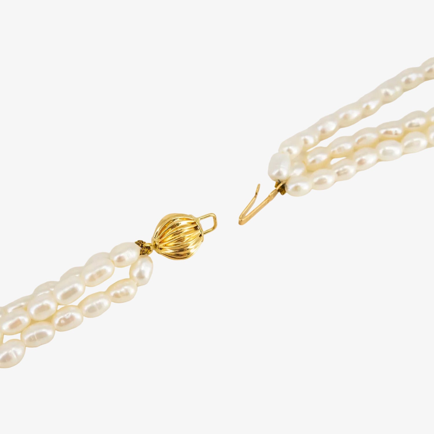 Gargantilla de perlas akoya con broche de oro de 18 kt.